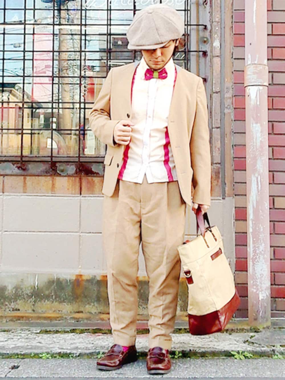 ピンク系の蝶ネクタイ、ベージュ系のノーカラージャケット、ベージュ系のその他パンツを着用したメンズの秋コーディネートの1枚目の写真