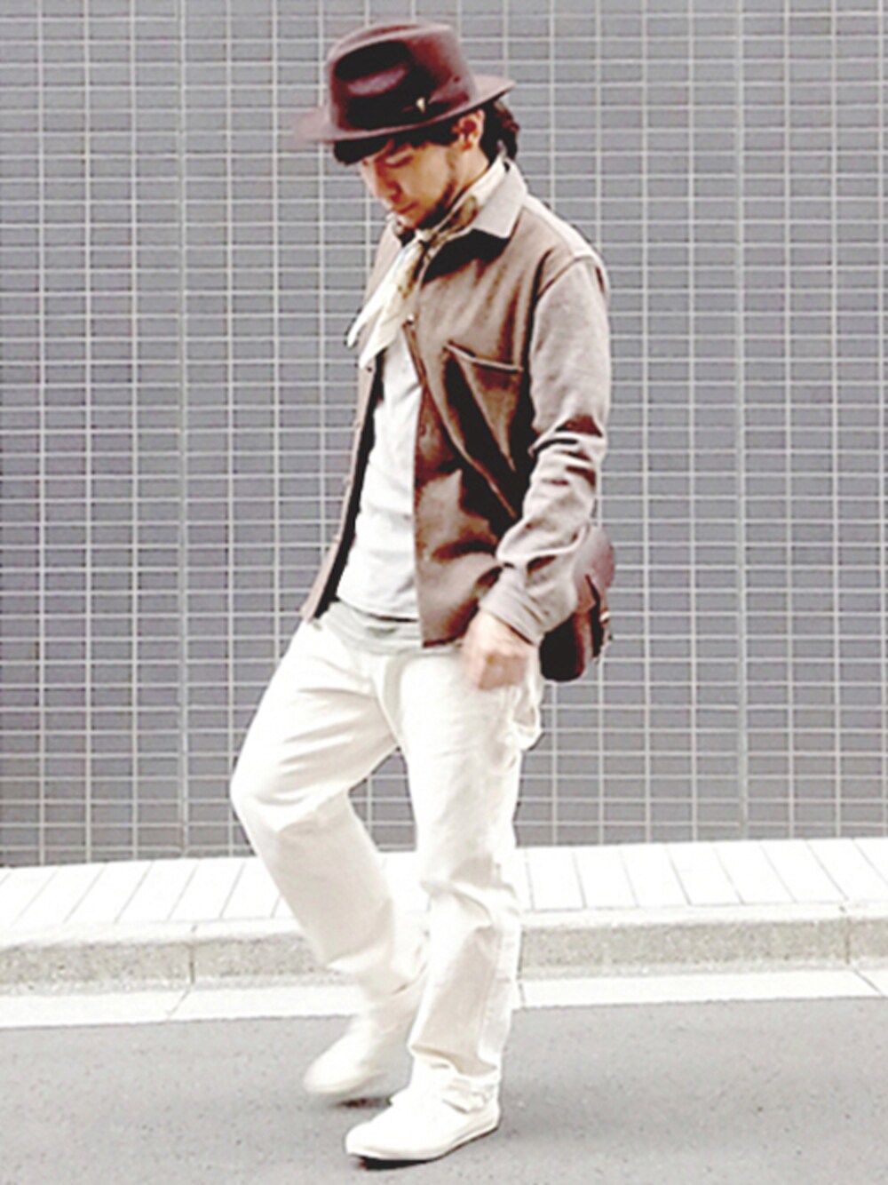 ブラウン系のシャツ/ブラウス、ホワイト系のその他パンツ、ホワイト系のスニーカーを着用したメンズの秋コーディネートの1枚目の写真