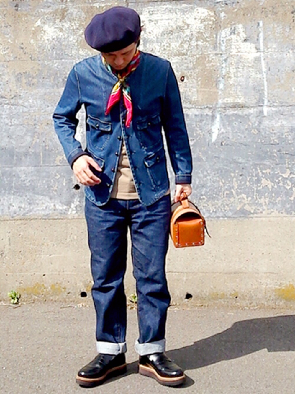 ブルー系のその他アウター、ベージュ系のTシャツ/カットソー、ブルー系のその他パンツを着用したメンズの秋コーディネートの1枚目の写真