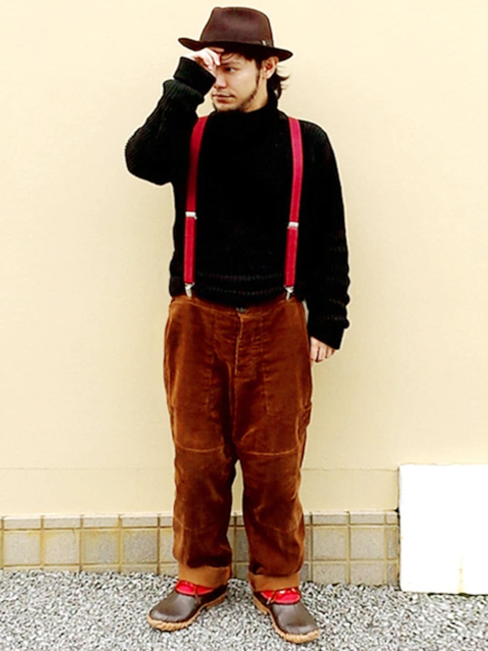 ブラック系のニット/セーター、イエロー系のチノパンツ、レッド系のその他シューズを着用したメンズの秋コーディネートの1枚目の写真