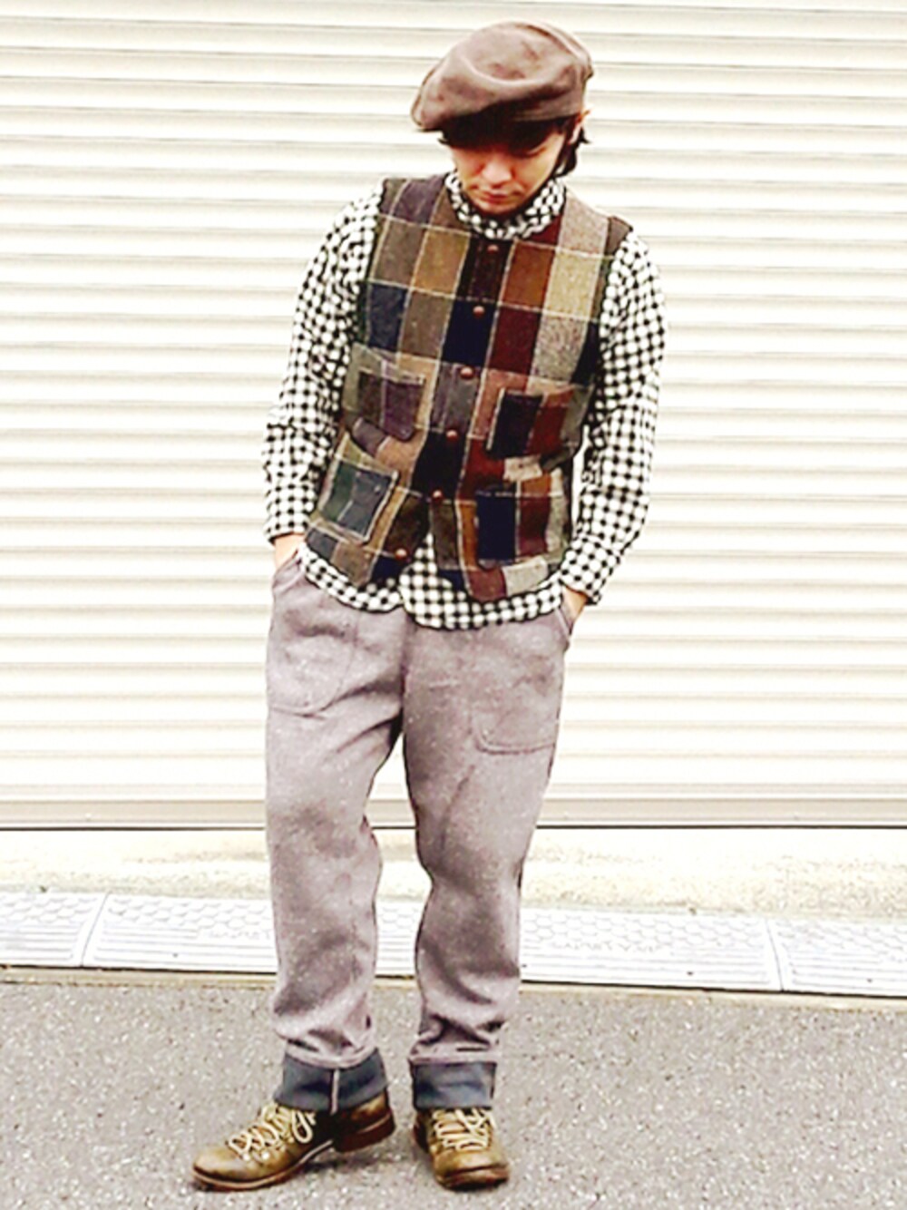 ベスト、ブラック系のシャツ/ブラウス、グリーン系のその他シューズを着用したメンズの秋コーディネートの1枚目の写真