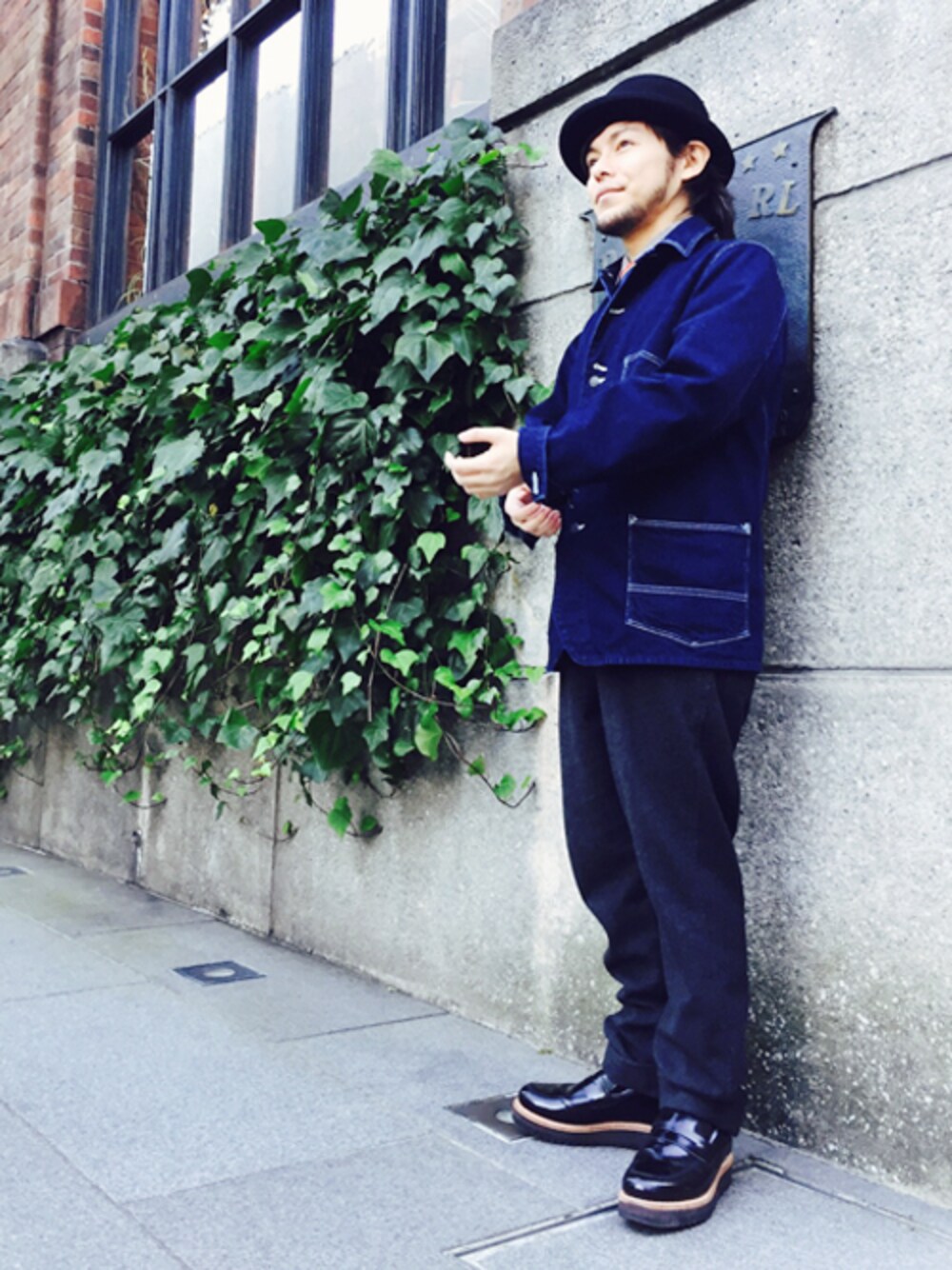 ブルー系のカバーオール、ブラウン系のシャツ/ブラウス、ブルー系のネクタイを着用したメンズの秋コーディネートの1枚目の写真