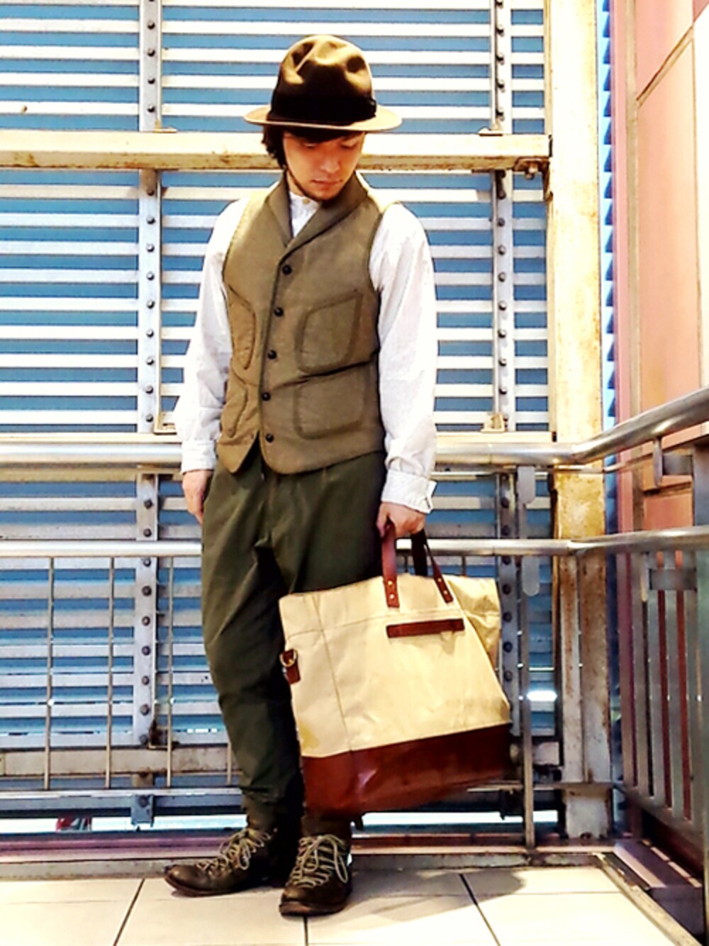 グリーン系のベスト、グリーン系のその他パンツ、グリーン系のその他シューズを着用したメンズの秋コーディネートの1枚目の写真