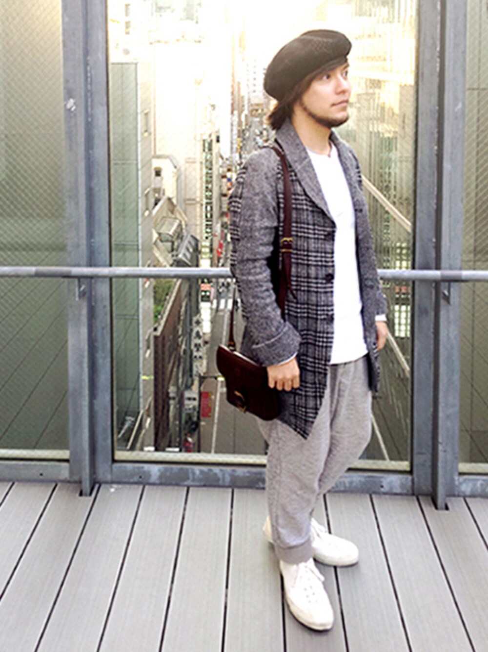グレー系のその他アウター、ホワイト系のTシャツ/カットソー、グレー系のその他パンツを着用したメンズの秋コーディネートの1枚目の写真