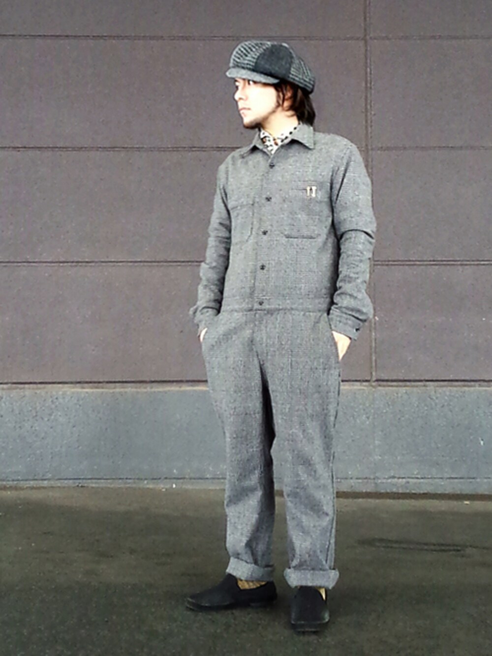 ブラック系のつなぎ/オールインワン、ブラック系のシャツ/ブラウス、ブラック系のサンダルを着用したメンズの秋コーディネートの1枚目の写真