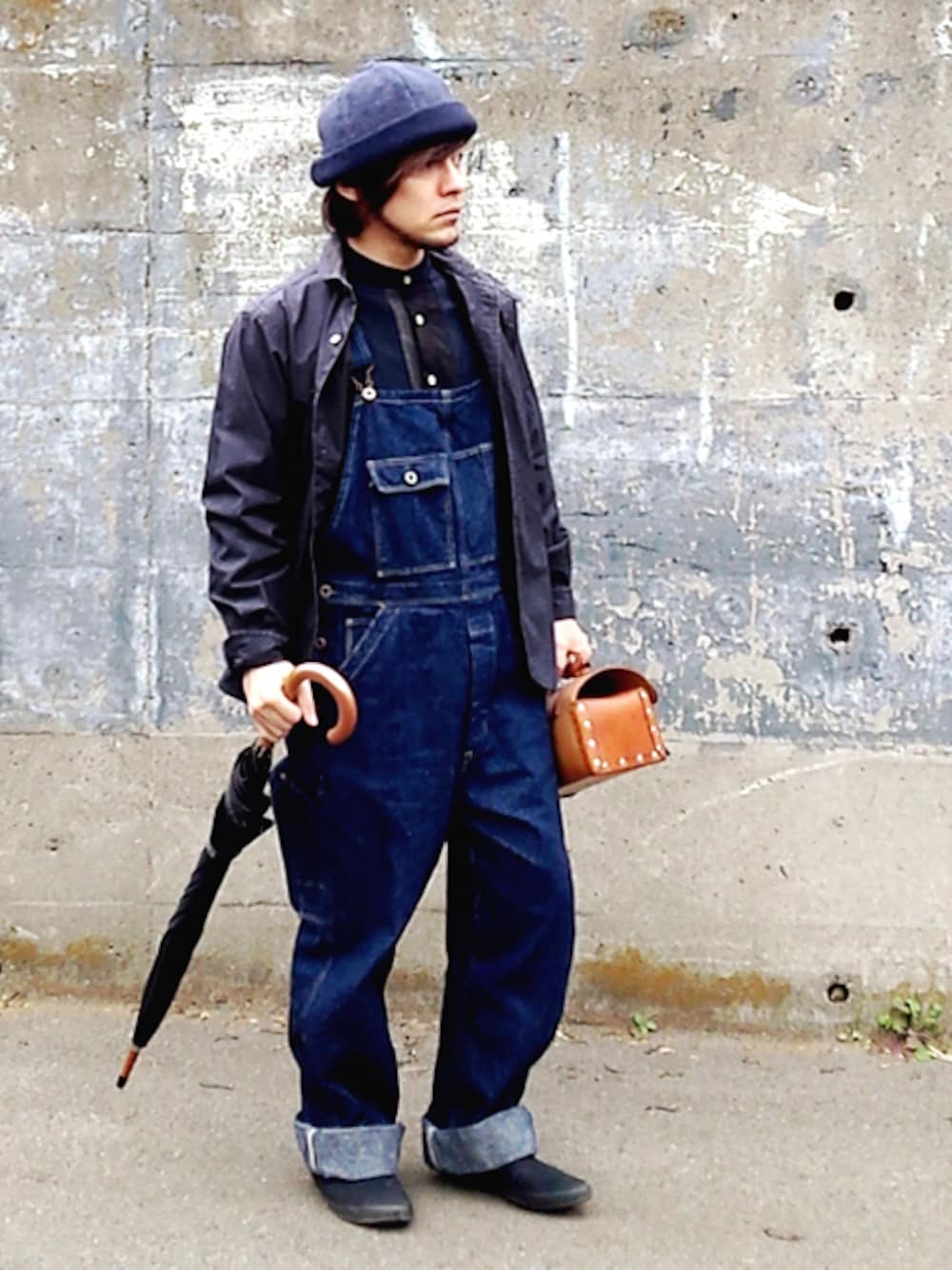 ブラック系のシャツ/ブラウス、ブルー系のつなぎ/オールインワン、ブラック系のスニーカーを着用したメンズの秋コーディネートの1枚目の写真