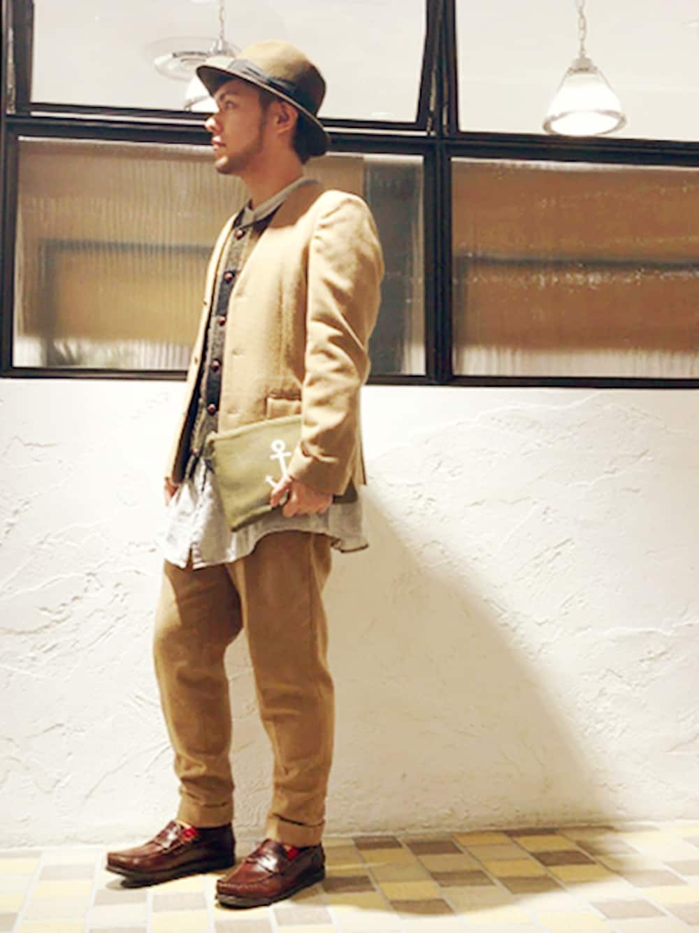 ベージュ系のノーカラージャケット、ベスト、ベージュ系のその他パンツを着用したメンズの冬コーディネートの1枚目の写真