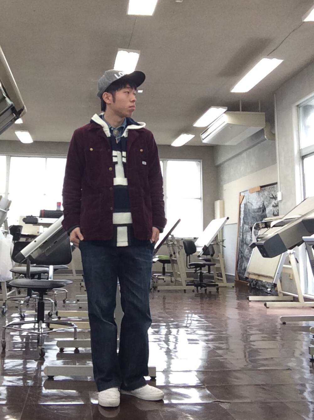 「カバーオール、メキシカンパーカー、キャップ、ワイドデニム、スリッポン、デニムシャツ」｜「no brandのアイテム（キャップ、グレー系）」を使った、matsuokaさん（メンズ・165cm）の冬コーディネートの1枚目の写真