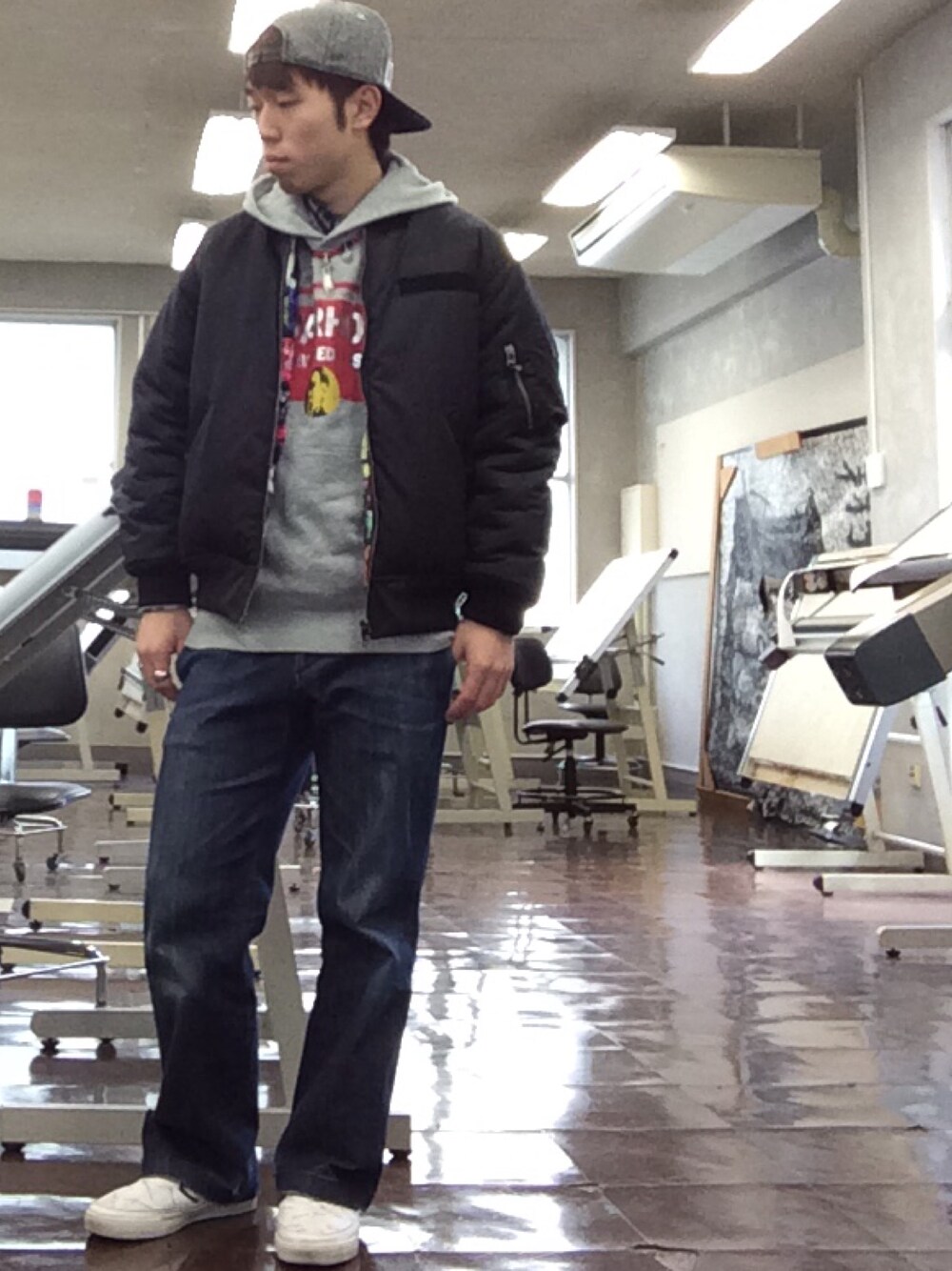 「キャップ、パーカー、MA-1、リバーシブル、スリッポン、ワイドデニム」｜「no brandのアイテム（キャップ、グレー系）」を使った、matsuokaさん（メンズ・165cm）の冬コーディネートの1枚目の写真