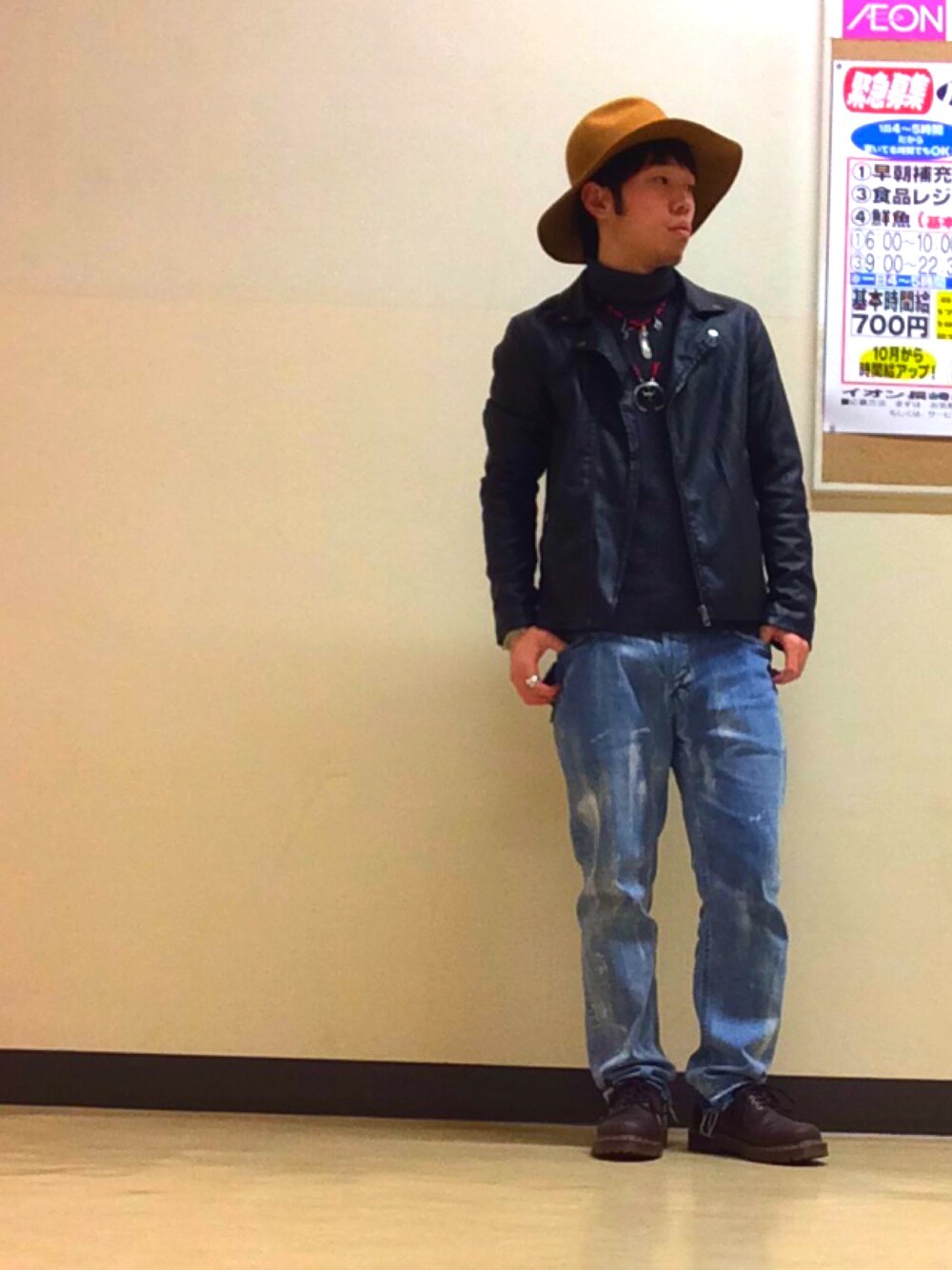 「タブルライダース、ダメージデニムパンツ、ロングブリムハット、ナバホ、ドクターマーチン」｜「THE COMESANDGOESのアイテム（ハット、ベージュ系）」を使った、matsuokaさん（メンズ・165cm）の冬コーディネートの1枚目の写真