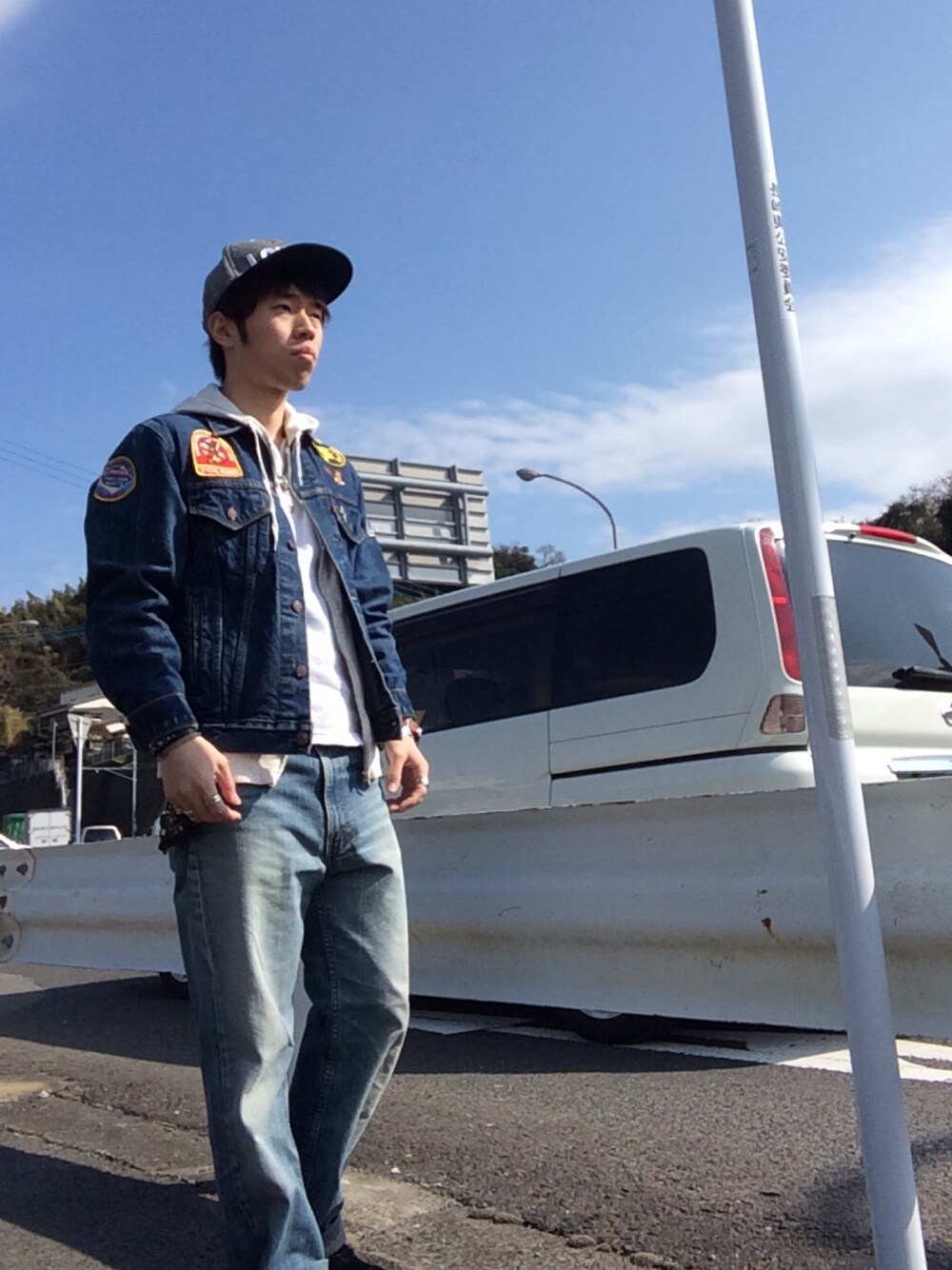 「キャップ、デニムオンデニム、デニム、リーバイス、インディアンジュエリー、ナバホ」｜「80's LEVI'Sのアイテム（デニムジャケット、ブルー系）」を使った、matsuokaさん（メンズ・165cm）の春コーディネートの1枚目の写真