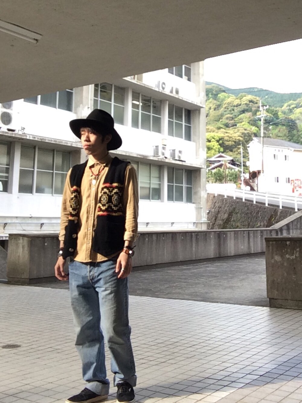 「ナバホ、インディアンジュエリー、ニットベスト、タディアンドキング、リーバイス501、ロングブリムハット、VANS、ネイティブ柄」｜「COMESANDGOESのアイテム（ハット、ブラック系）」を使った、matsuokaさん（メンズ・165cm）の春コーディネートの1枚目の写真