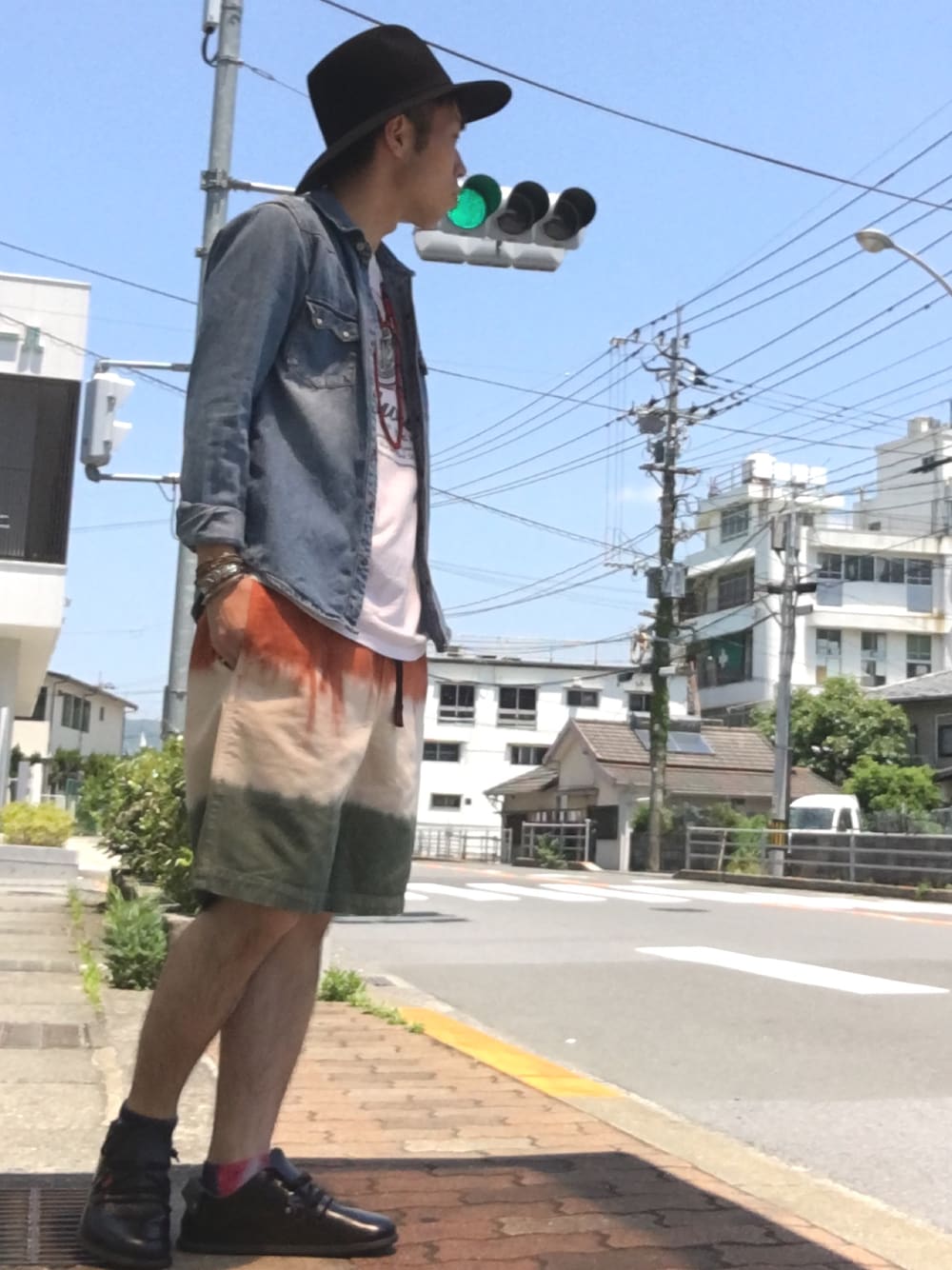 「インディアンジュエリー、ロングブリムハット、タディアンドキング、ビルケンシュトック、モンタナ、グラミチ、グラデーション、ホワイトハーツ」｜「COMESANDGOESのアイテム（ハット、ブラック系）」を使った、matsuokaさん（メンズ・165cm）の春コーディネートの1枚目の写真
