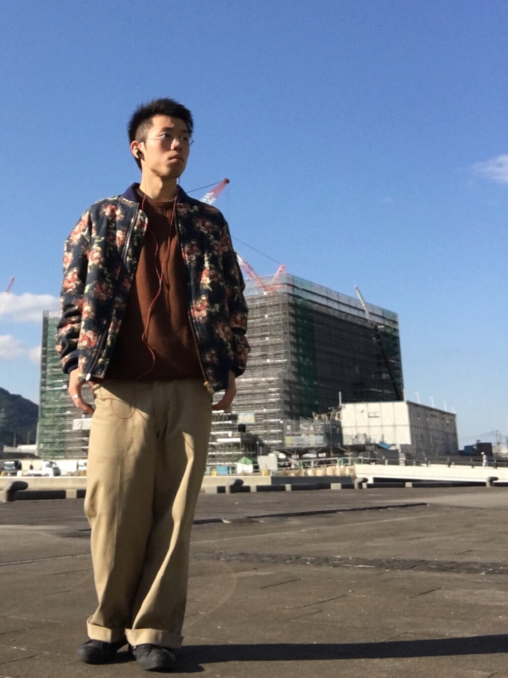「フェノメノン、めがね、ワイドパンツ、MA-1」｜「Thoroughlydenimのアイテム（メガネ、ブルー系）」を使った、matsuokaさん（メンズ・165cm）の秋コーディネートの1枚目の写真