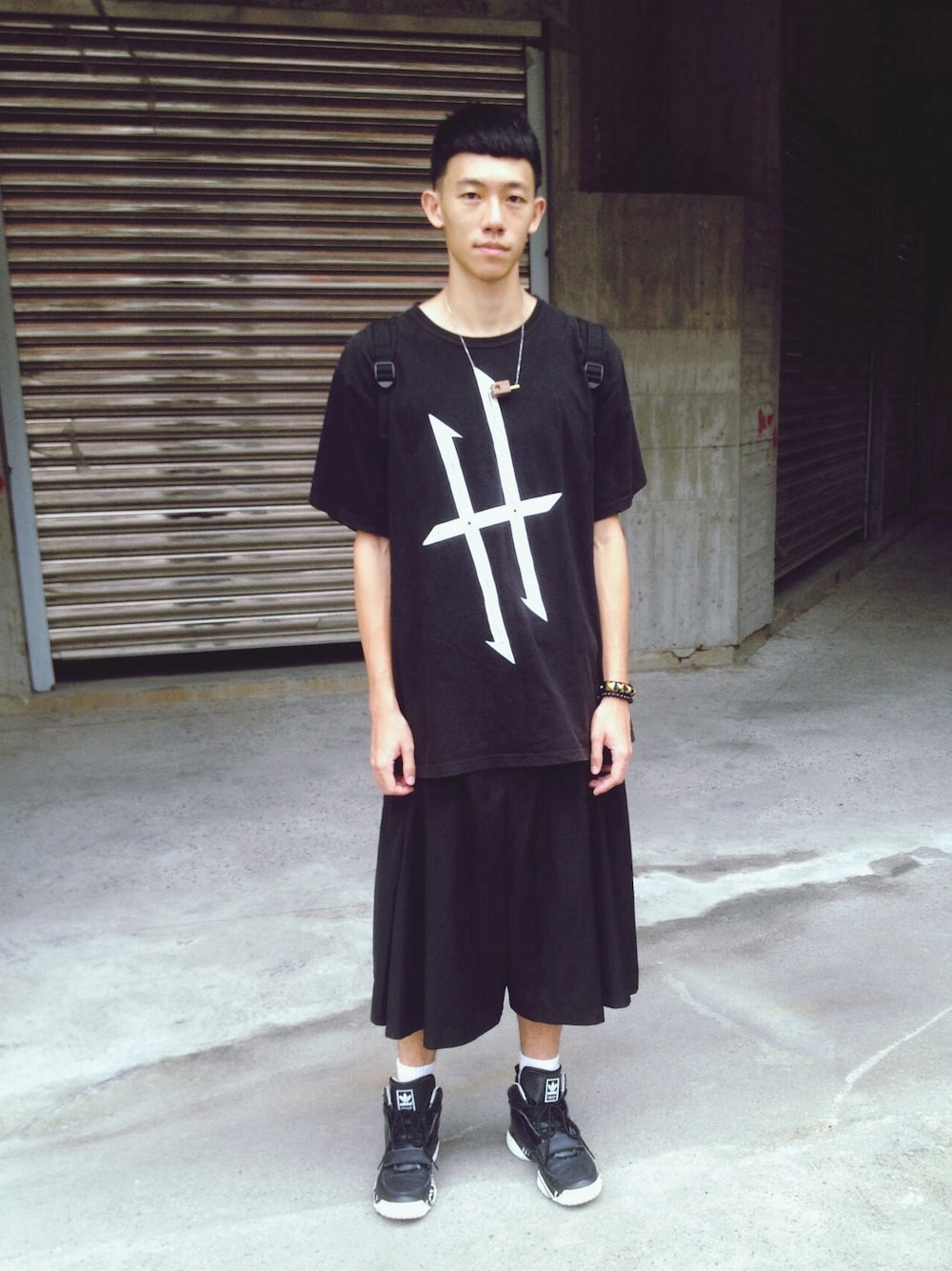 「HAZZのOVERSIZE H SHIRT（Tシャツ/カットソー、ブラック系）」を使った、Mud Chen x Guan Tuanさん（メンズ・180cm）の夏コーディネートの1枚目の写真