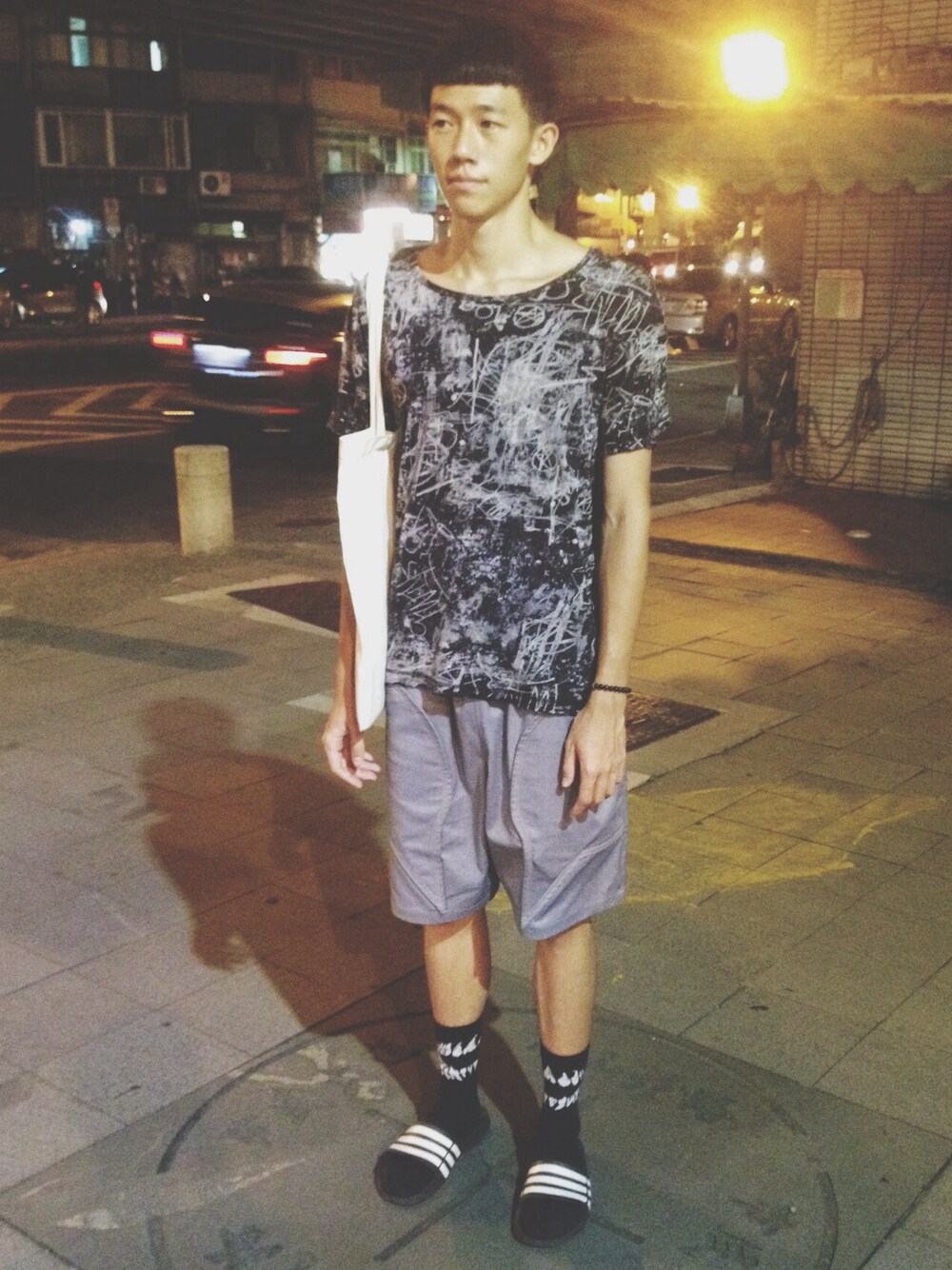 「adidas、4、streetfashion、streetwear、 fusiofusio」｜「AのFUSIOFUSIO短褲（その他パンツ、グレー系）」を使った、Mud Chen x Guan Tuanさん（メンズ・180cm）の夏コーディネートの1枚目の写真