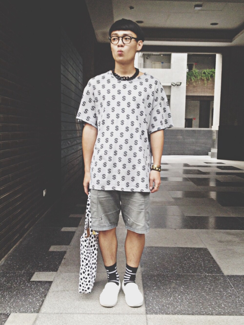 グレー系のTシャツ/カットソー、ブラック系のソックス/靴下、ゴールド系のブレスレットを着用したメンズの夏コーディネートの1枚目の写真