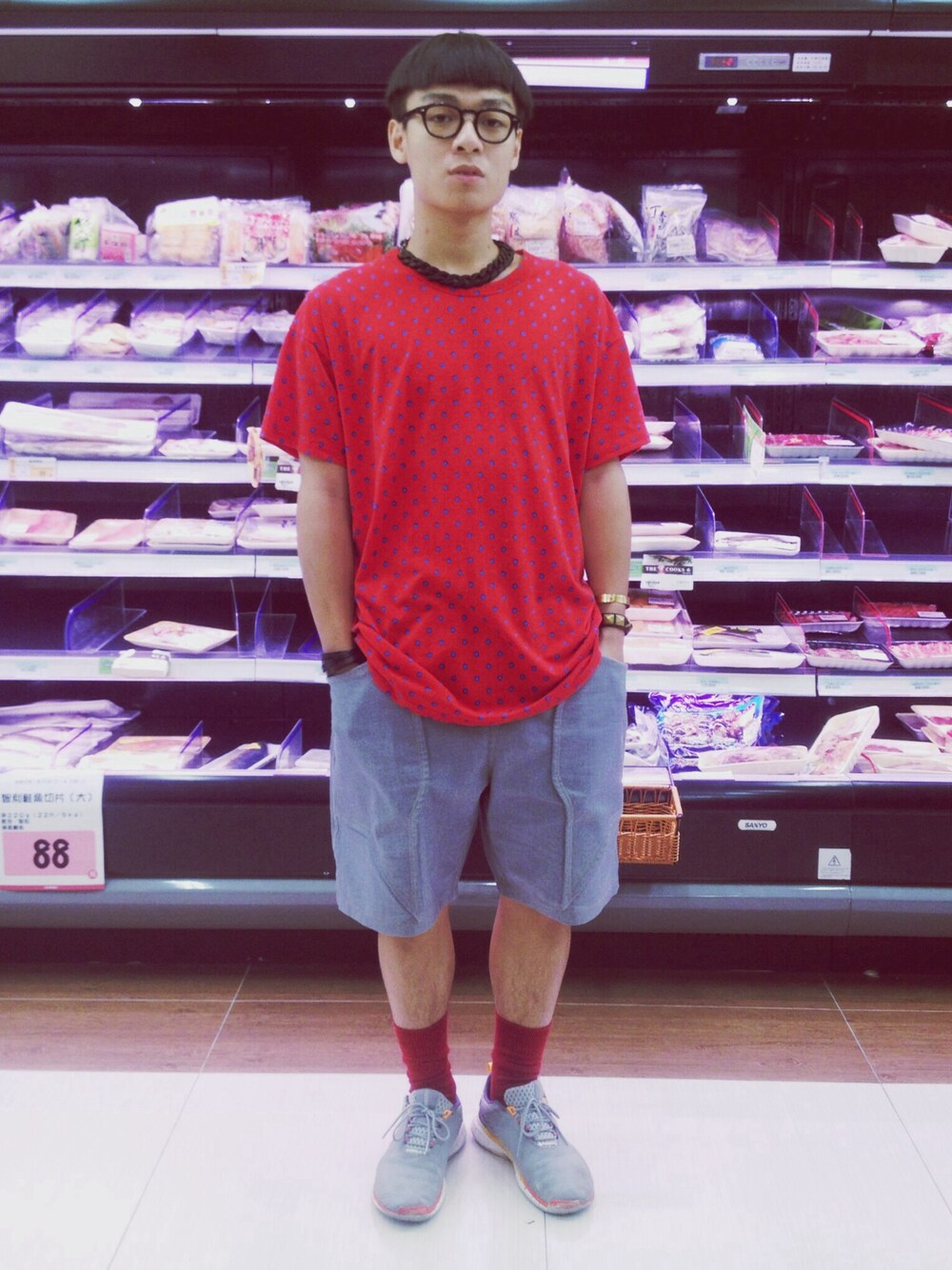 「street、streetfashion、streetstyle、supermarket、trend、red」｜「MONKIのRebecka Necklace（ネックレス、ブラック系）」を使った、Mud Chen x Guan Tuanさん（メンズ・168cm）の夏コーディネートの1枚目の写真