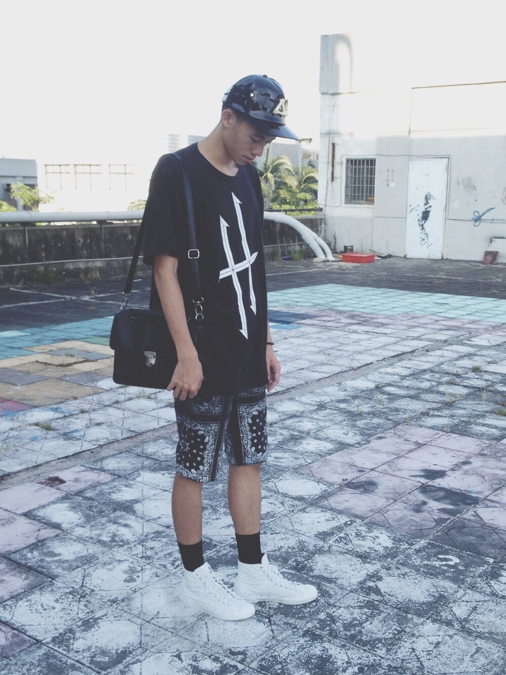 「street、streetfashion、streetsnap、streetstyle、black、OSaccessories、converse、WEARBOOKエントリー、guantuan」｜「HAZZのHazz tee
（Tシャツ/カットソー、ブラック系）」を使った、Mud Chen x Guan Tuanさん（メンズ・180cm）の夏コーディネートの1枚目の写真