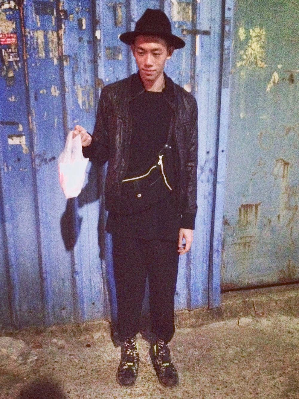 「street、black、4socks、hat、night」｜「4の4 socks（ソックス/靴下、ブラック系）」を使った、Mud Chen x Guan Tuanさん（メンズ・181cm）の秋コーディネートの1枚目の写真