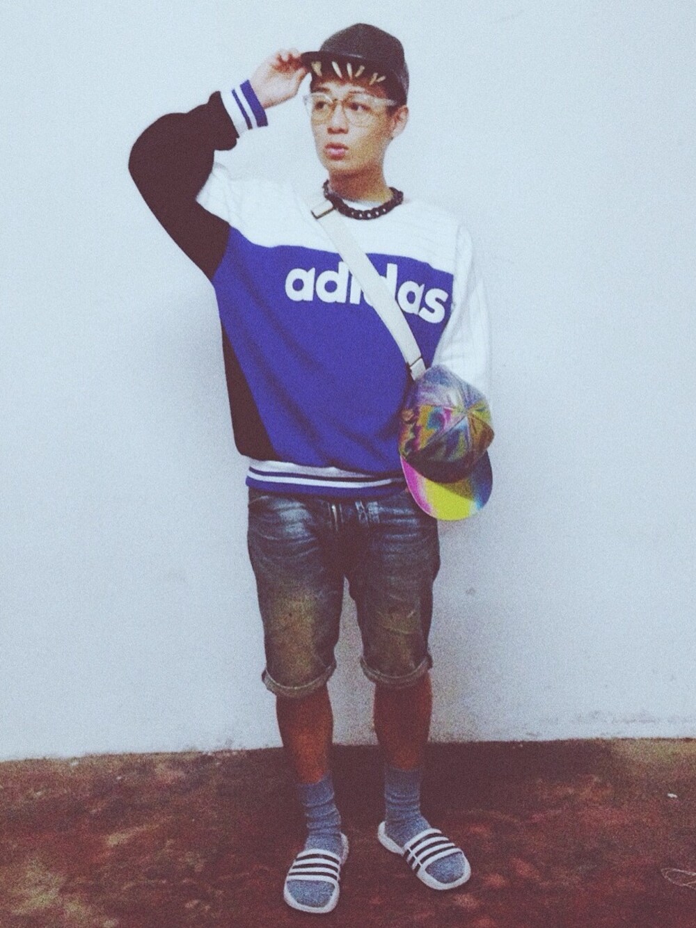 「blue、white、casual、WEARBOOKエントリー、MudChen、adidas、jeans、hat」｜「adidas Originalsのアイテム（その他トップス、ブルー系）」を使った、Mud Chen x Guan Tuanさん（メンズ・167cm）の秋コーディネートの1枚目の写真