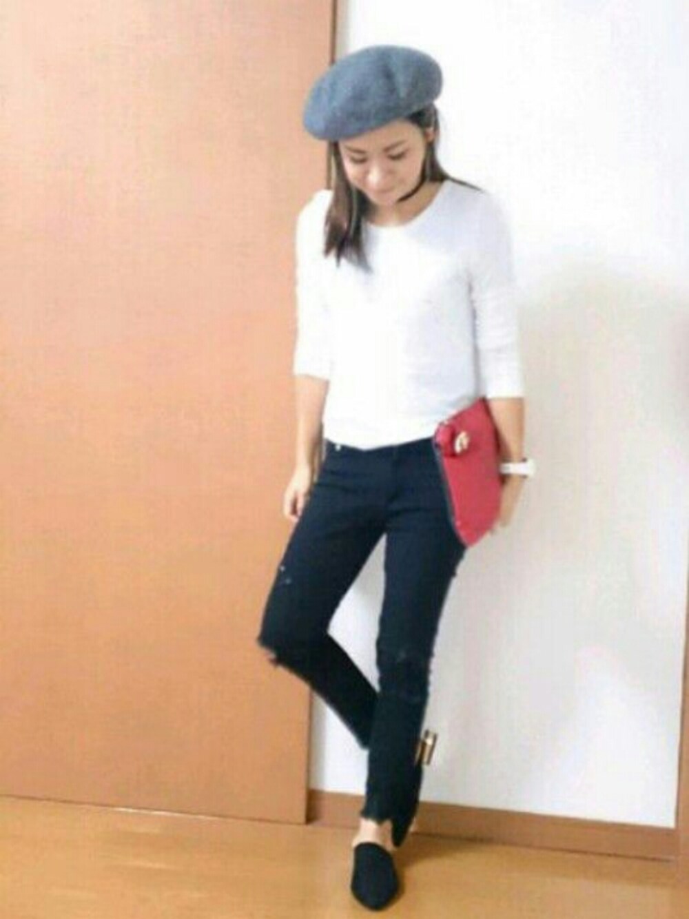 ブラック系のパンプス、ホワイト系のTシャツ/カットソー、ブラック系のその他パンツを着用したレディースの秋コーディネートの1枚目の写真