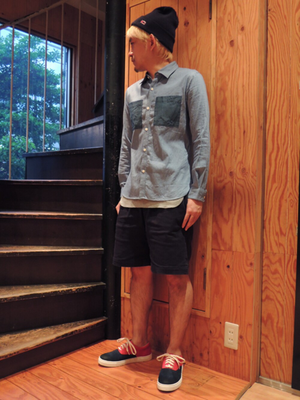 「デニムシャツ、ショーツスタイル、ワイドシルエット」｜「VICTIMのBI-COLOR DENIM SHIRTS（シャツ/ブラウス、ブルー系）」を使った、Valleyシノハラさん（メンズ・173cm）の春コーディネートの1枚目の写真