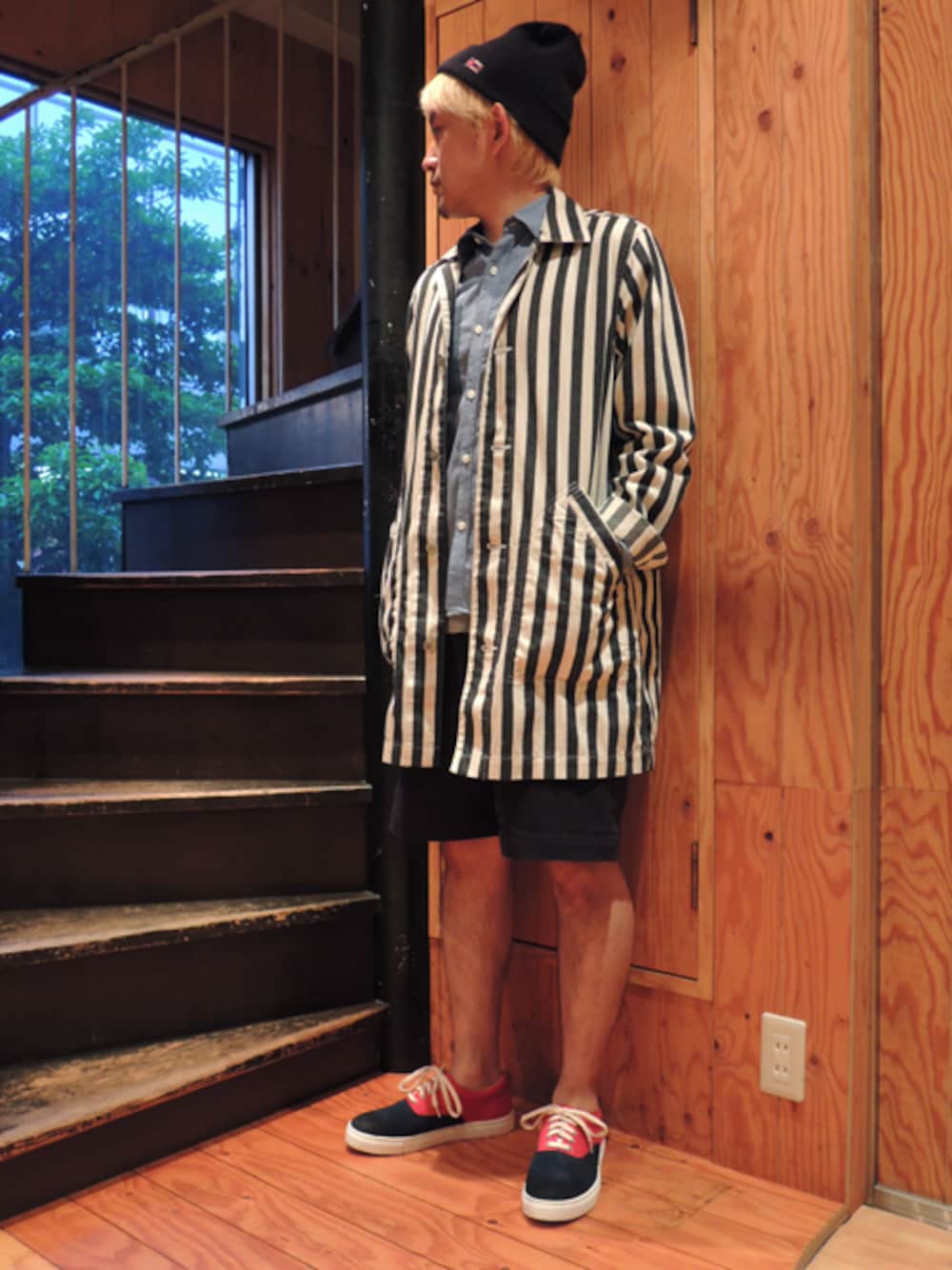「スニーカー、whiz、glamb、デニムシャツ、BALABUSHKA、ワイドパンツ、コートスタイル、VANSスニーカー、スケート、ネイビー＋レッド」｜「BALABUSHKA REMNANTSのShop Coat(STRIPE)（ステンカラーコート、ブラック系）」を使った、Valleyシノハラさん（メンズ・173cm）の春コーディネートの1枚目の写真