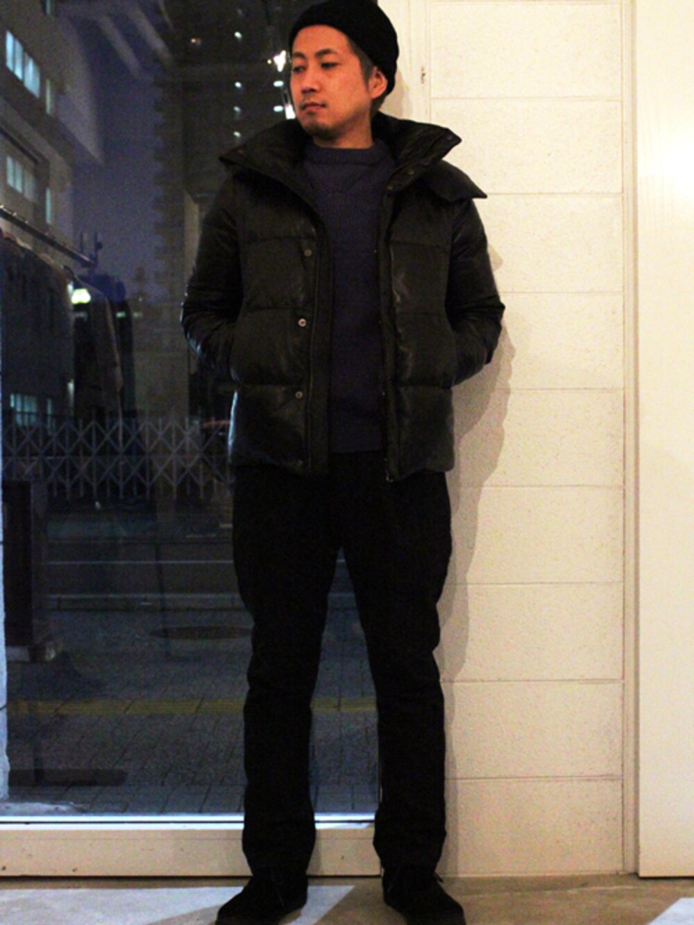 「ダウンジャケット、チノパン、N.HOOLYWOOD、ニットキャップ、glamb、nonnative、レザーダウン、UNUSED、ダークカラー、スエードシューズ」｜「glambのLudwig down JKT/ラディックダウンジャケット（ダウンジャケット/コート、ブラック系）」を使った、Valleyシノハラさん（メンズ・173cm）の冬コーディネートの1枚目の写真