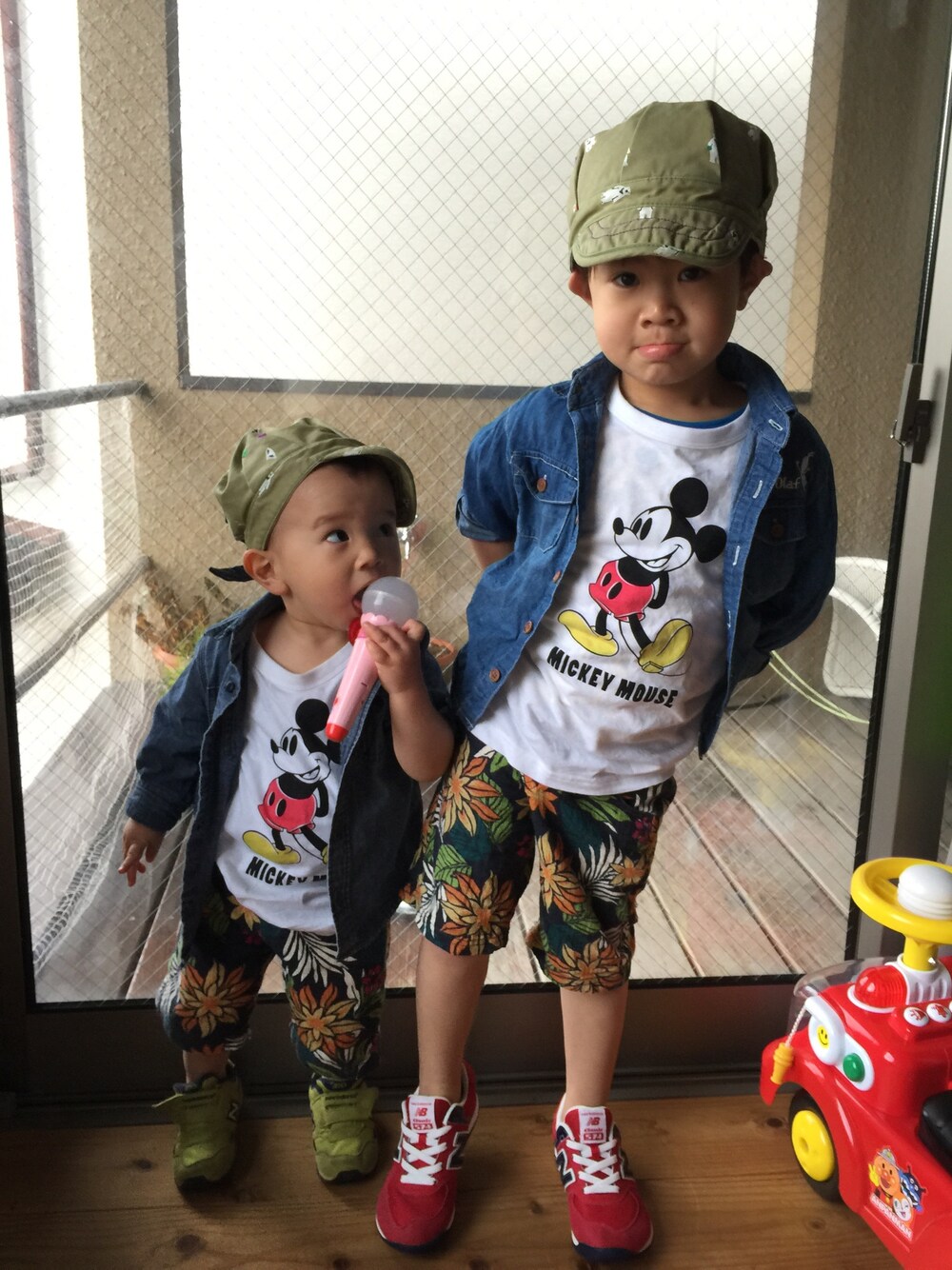 ブルー系のシャツ/ブラウス、ホワイト系のTシャツ/カットソー、ブラック系のその他パンツを着用したキッズの春コーディネートの1枚目の写真