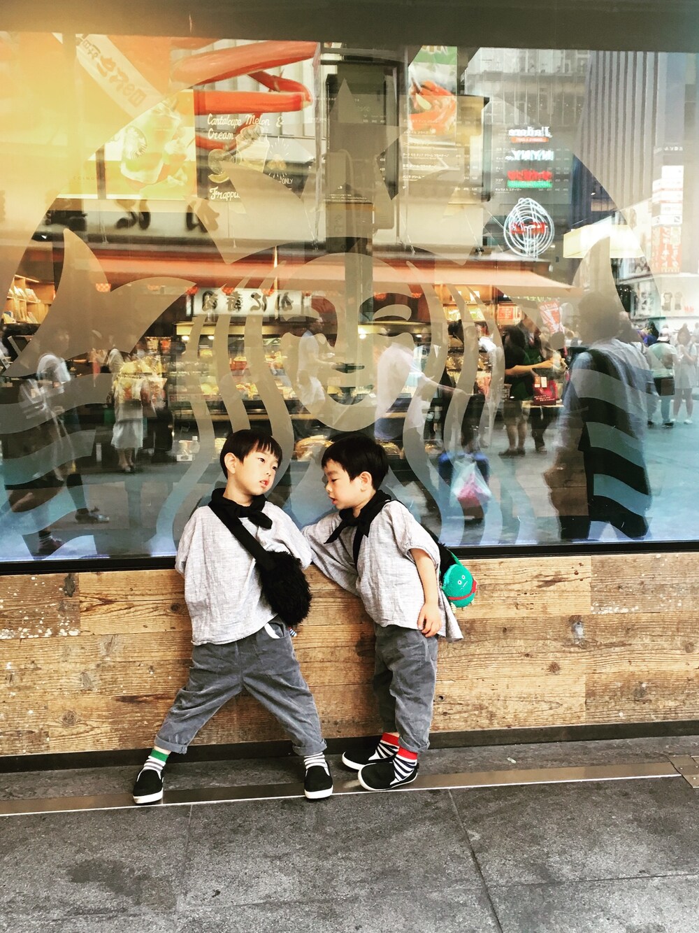 「ラクチンコーデ、大阪、キッズコーデ、男の子、バンダナ」｜「KOREAのアイテム（シャツ/ブラウス、グレー系）」を使った、KANさん（キッズ・100cm）の春コーディネートの1枚目の写真