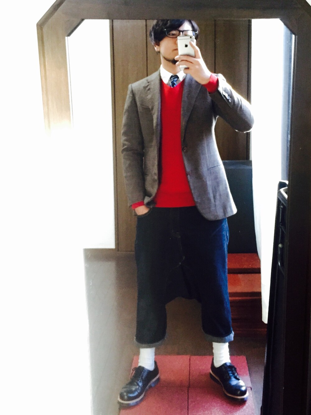 「サルエルパンツ、ジャケット、シャツ×ニット、ネクタイ、古着、白シャツ、赤ニット」｜「GUのアイテム（シャツ/ブラウス、ホワイト系）」を使った、りょさん（メンズ・173cm）の冬コーディネートの1枚目の写真