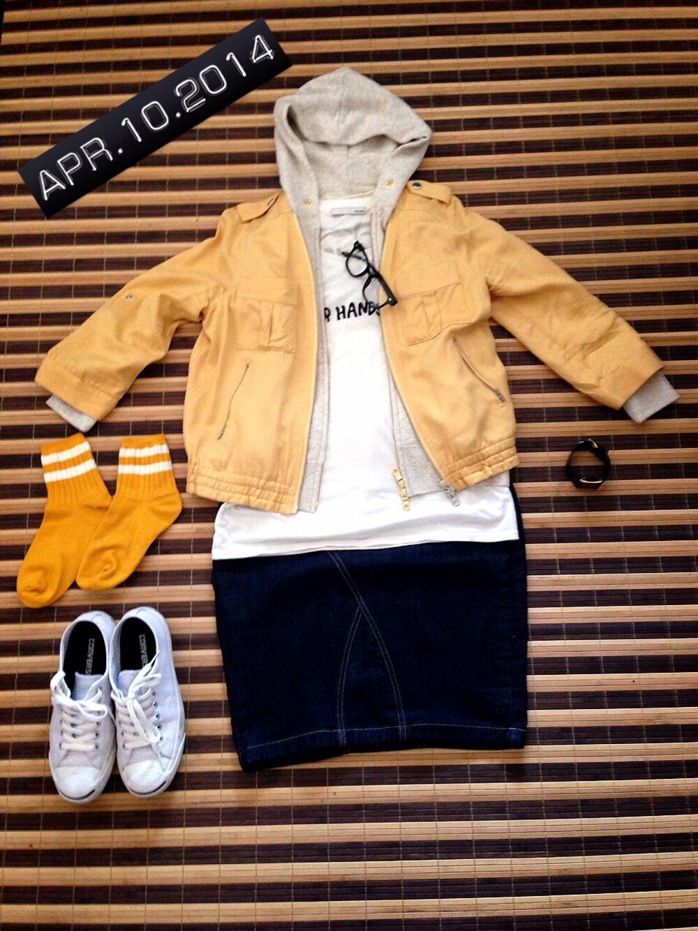 「パーカー、眼鏡、デニムスカート、FREDY&GLOSTER、ジャックパーセル、ラインソックス、ノーカラージャケット、Baby-G、JOURNAL STANDARD relume、スニーカー 白」｜「FREDY&GLOSTERの裏毛パーカー（パーカー、ホワイト系）」を使った、makiさん（レディース・159cm）の春コーディネートの1枚目の写真