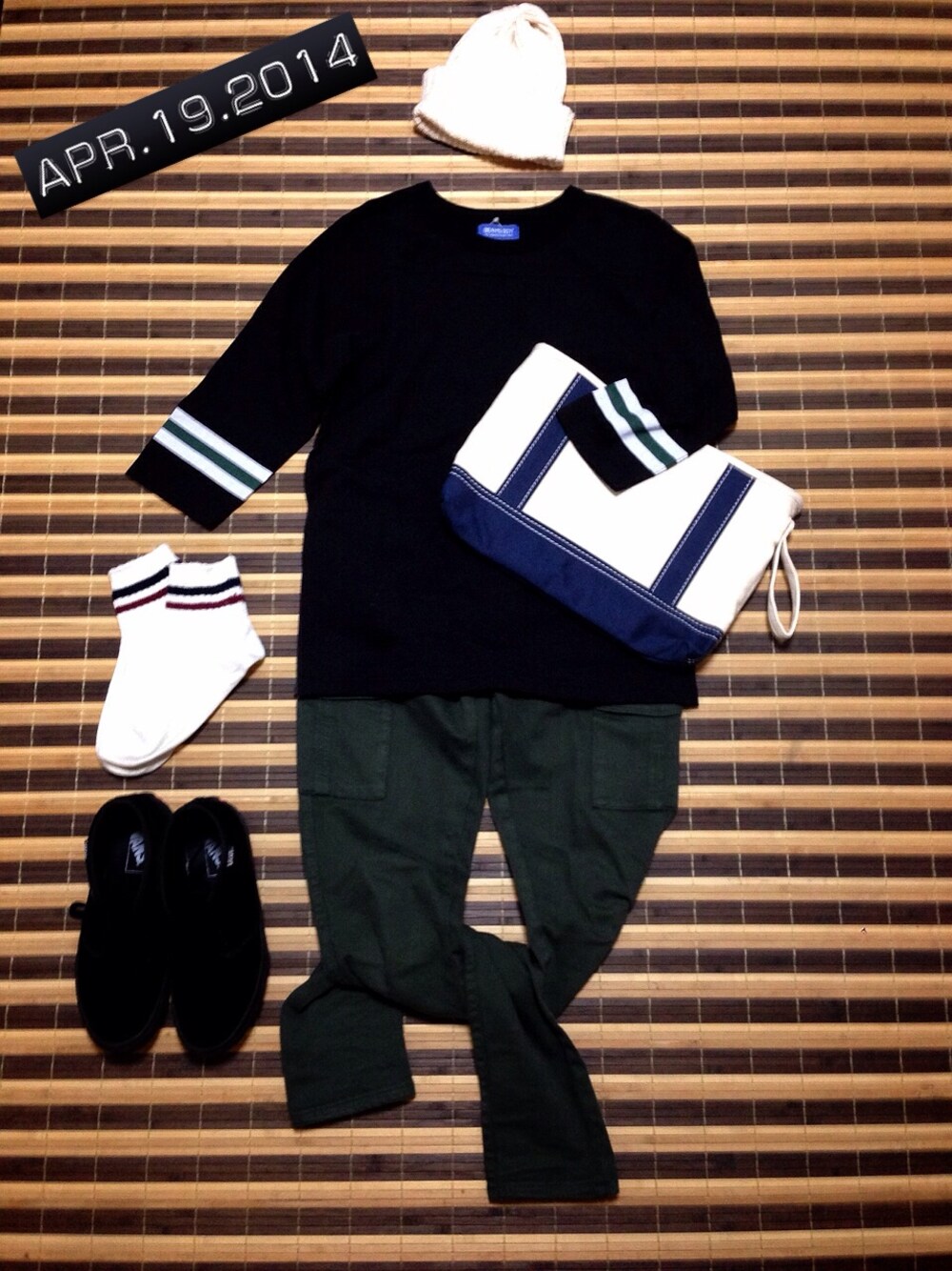 「ニット帽、アウトドアスタイル、ニットキャップ、クラッチバック、カーゴパンツ、モード、トート、ラインT」｜「BEAMS BOYの◎BEAMS BOY / 袖ラインフットボール 3/4 **（Tシャツ/カットソー、ブラック系）」を使った、makiさん（レディース・159cm）の春コーディネートの1枚目の写真