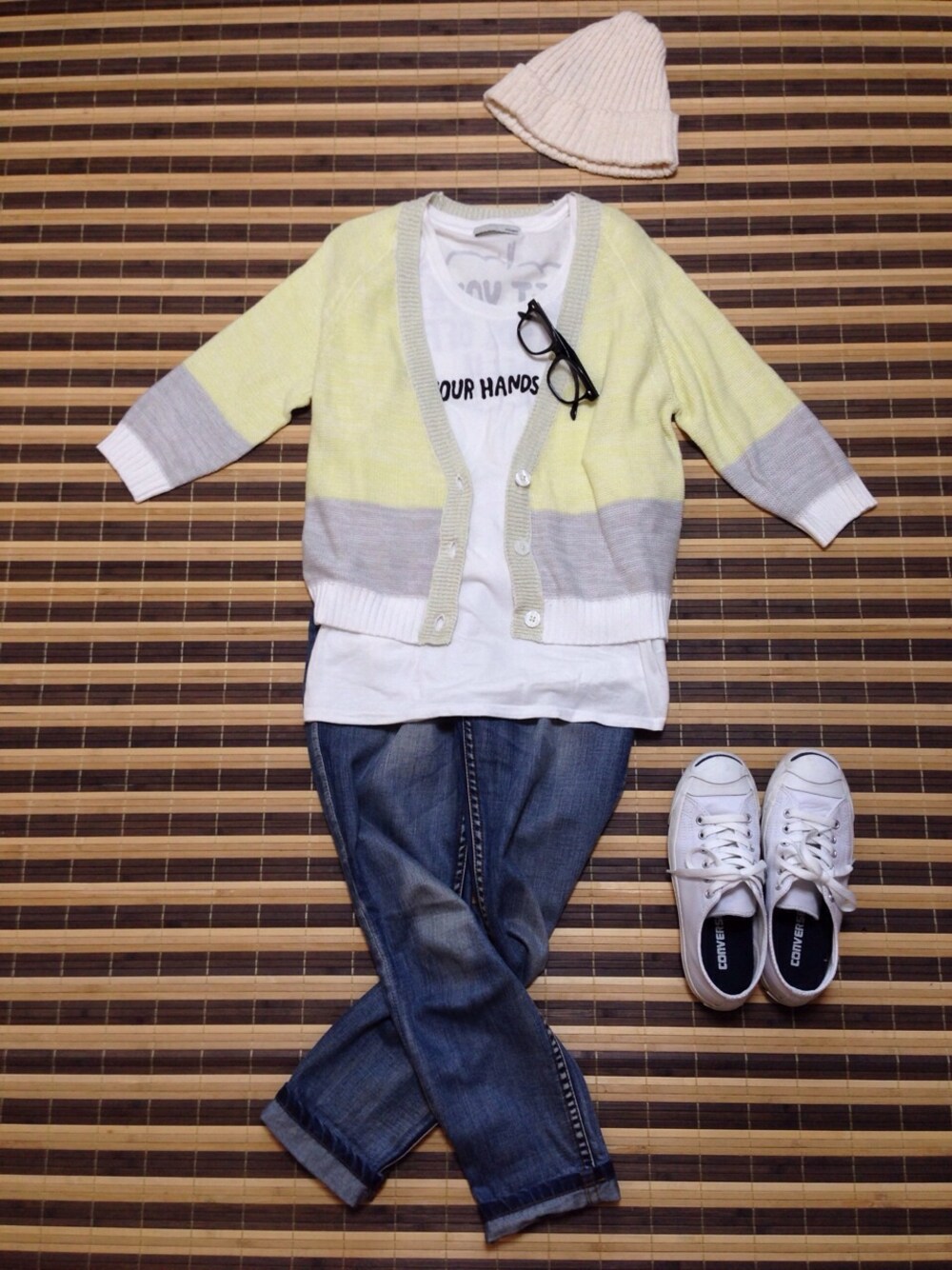 「カーディガン、デニム、ニット帽、眼鏡、白スニーカー、ジャックパーセル、キャラT、白×黄」｜「MOUSSYのHANDS OFF ME LS/TSJ（Tシャツ/カットソー、ホワイト系）」を使った、makiさん（レディース・159cm）の春コーディネートの1枚目の写真