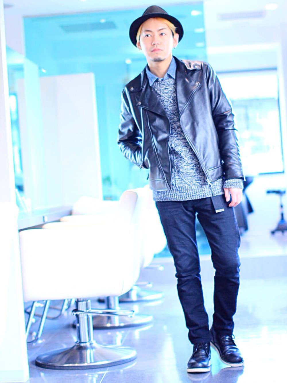 グレー系のニット/セーター、ブラック系のライダースジャケットを着用したメンズの冬コーディネートの1枚目の写真