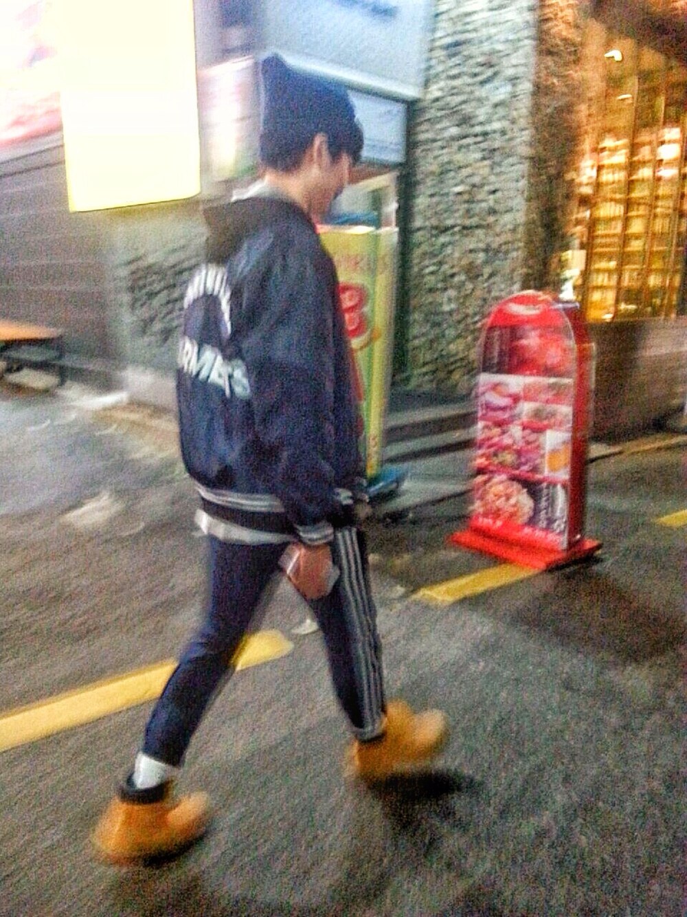 ブルー系のナイロンジャケット、イエロー系のブーツを着用したメンズの秋コーディネートの1枚目の写真