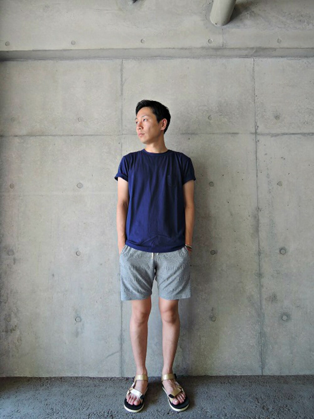 ブルー系のTシャツ/カットソー、グレー系のその他パンツ、ベージュ系のサンダルを着用したメンズの夏コーディネートの1枚目の写真