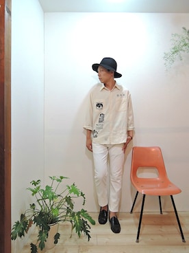 「アイテム（バングル/リストバンド、イエロー系）」を使った、ReTrickさん（メンズ・170cm）の秋コーディネート