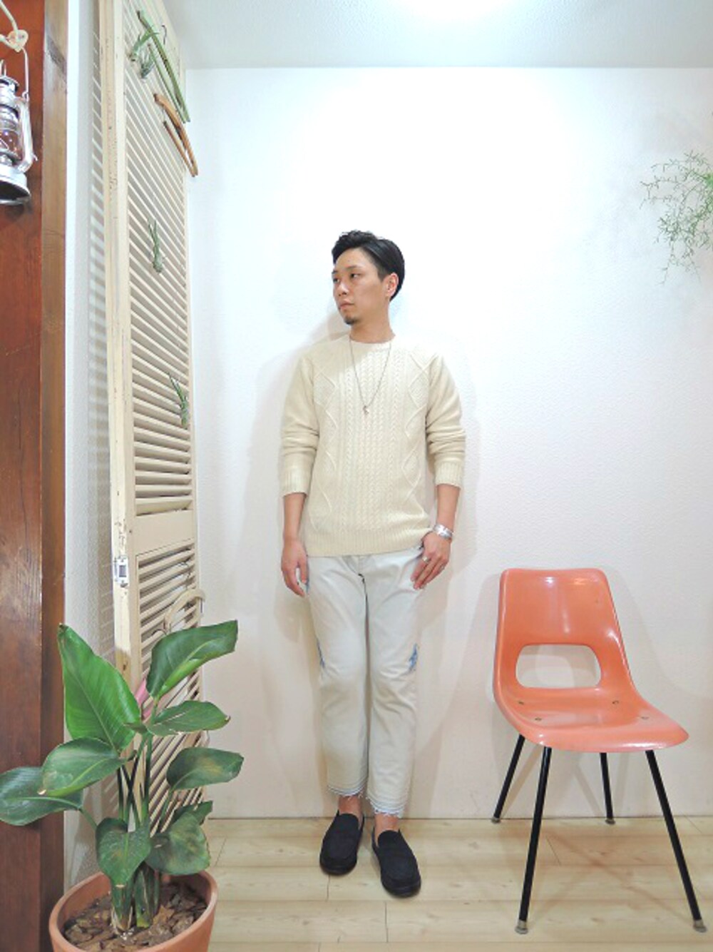 ブルー系のデニムパンツ、ブルー系のブーツ、シルバー系のネックレスを着用したメンズの冬コーディネートの1枚目の写真