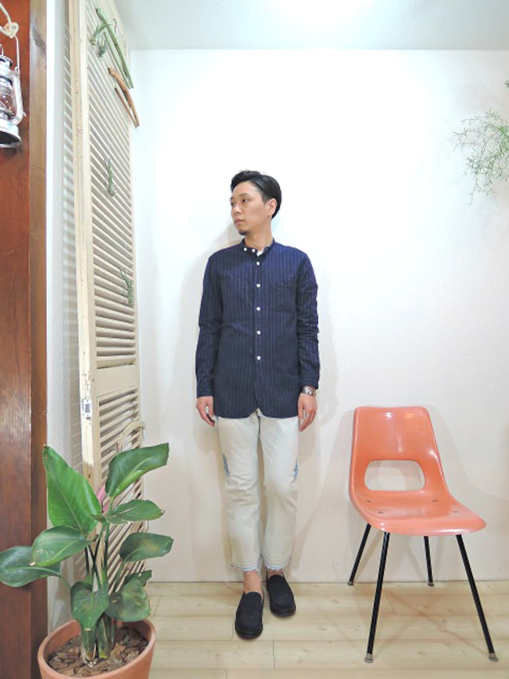 ブルー系のシャツ/ブラウス、ブルー系のデニムパンツ、ブルー系のブーツを着用したメンズの冬コーディネートの1枚目の写真