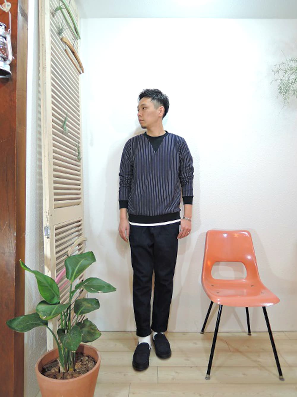ブルー系のスウェット、ブルー系のデニムパンツ、ブルー系のブーツを着用したメンズの冬コーディネートの1枚目の写真