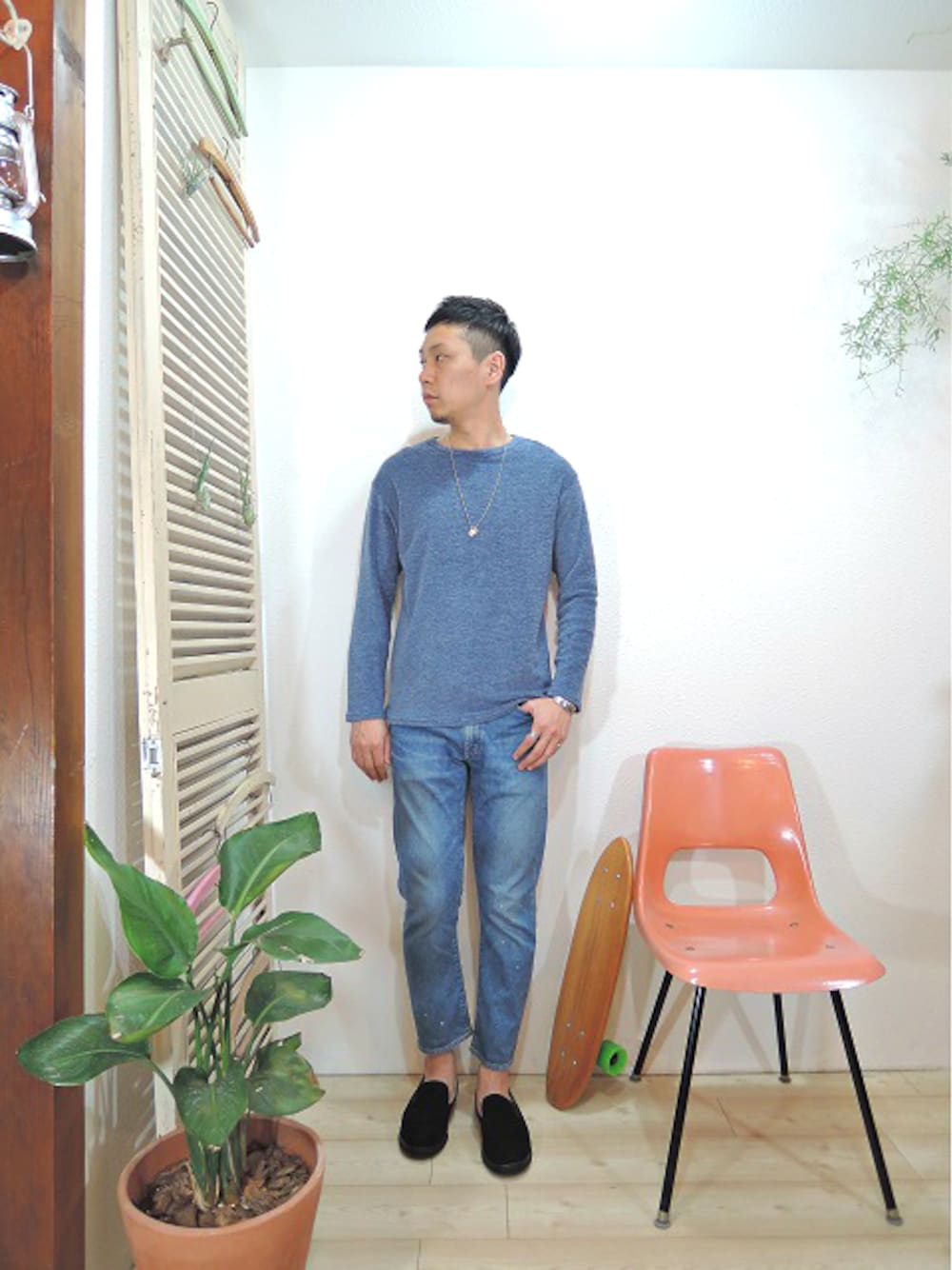 ブルー系のTシャツ/カットソー、ブルー系のデニムパンツ、ブラック系のその他シューズを着用したメンズの春コーディネートの1枚目の写真