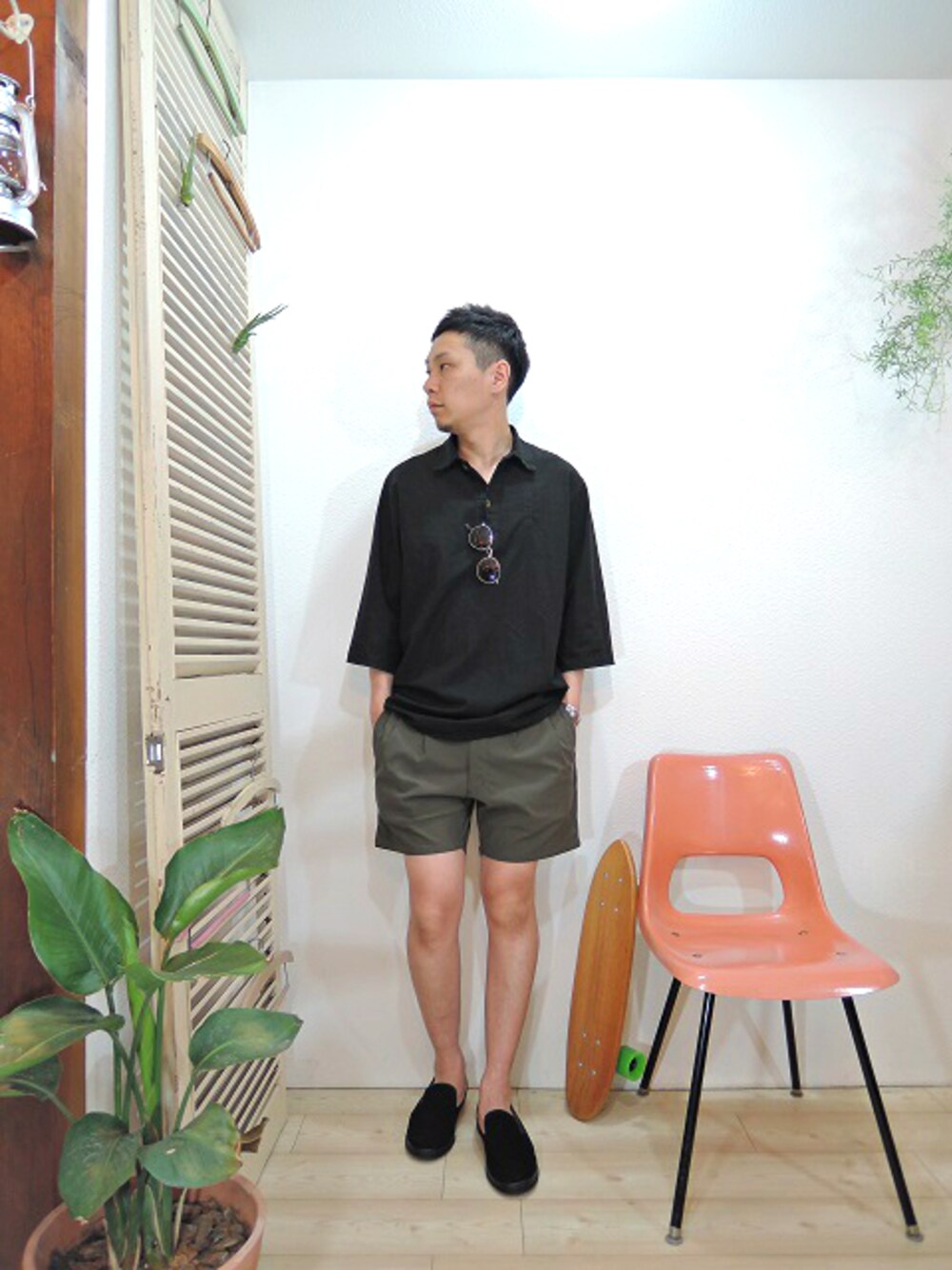 ブラック系のシャツ/ブラウス、グリーン系のその他パンツ、ブラック系のその他シューズを着用したメンズの春コーディネートの1枚目の写真