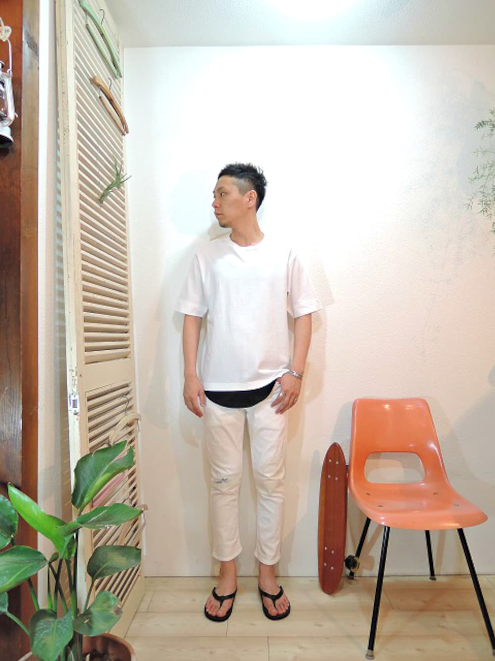 ホワイト系のTシャツ/カットソー、ホワイト系のデニムパンツ、ブラック系のサンダルを着用したメンズの春コーディネートの1枚目の写真
