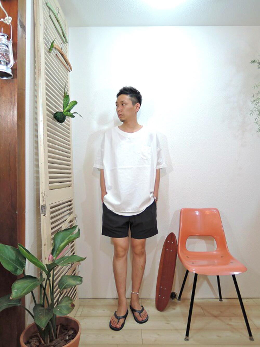 ホワイト系のシャツ/ブラウス、グレー系のその他パンツ、グレー系のサンダルを着用したメンズの夏コーディネートの1枚目の写真
