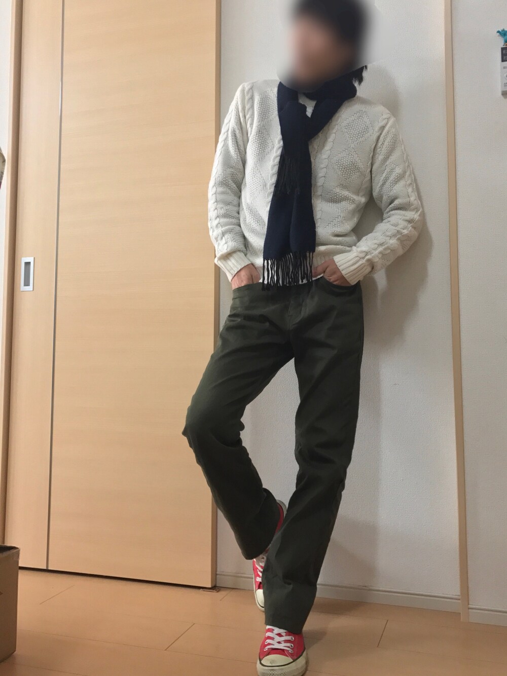 「オトナカジュアル、シンプル、スキニー、コンバース、マフラー、ニット、セーター、カーキ、ホワイトニット」｜「SOYOUSのアイテム（ニット/セーター、ホワイト系）」を使った、sprayさん（メンズ・169cm）の冬コーディネートの1枚目の写真