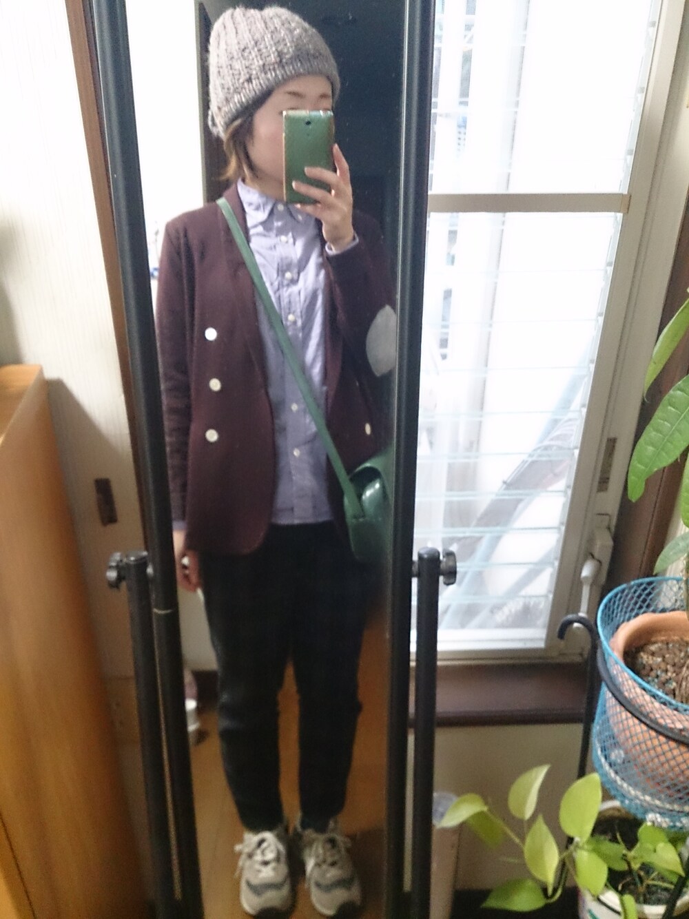 「ポシェット、チェックパンツ、エルボーパッチ普及協会、エルボーパッチ、ニットジャケット、疲れ取れない」｜「IL BISONTEのIL BISONTE ショルダーバッグ（ショルダーバッグ、グリーン系）」を使った、かんたんさん（レディース・154cm）の冬コーディネートの1枚目の写真