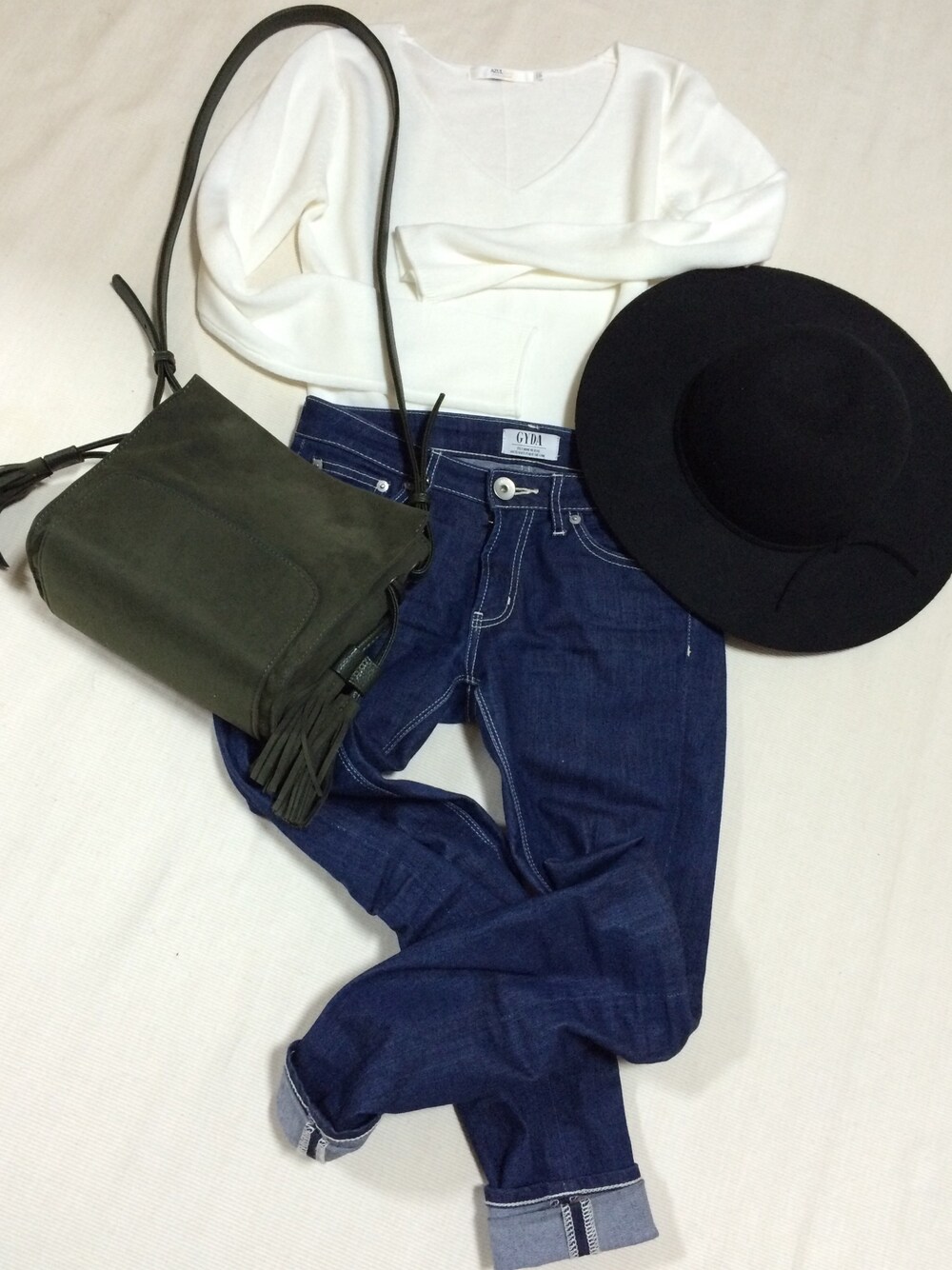 「GYDA、ワンウォッシュデニム、おとなコーデ」｜「AZUL by moussyのウォッシャブルソフトタッチV/NニットPO（ニット/セーター、ホワイト系）」を使った、YU-KIさん（レディース・151cm）の秋コーディネートの1枚目の写真