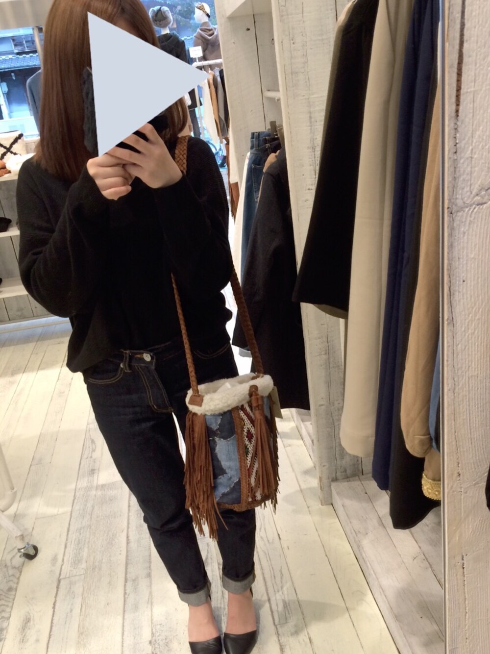 「shopping、Vネックニット」｜「ENVYMのアイテム（パンプス、ブラック系）」を使った、YU-KIさん（レディース・151cm）の秋コーディネートの1枚目の写真